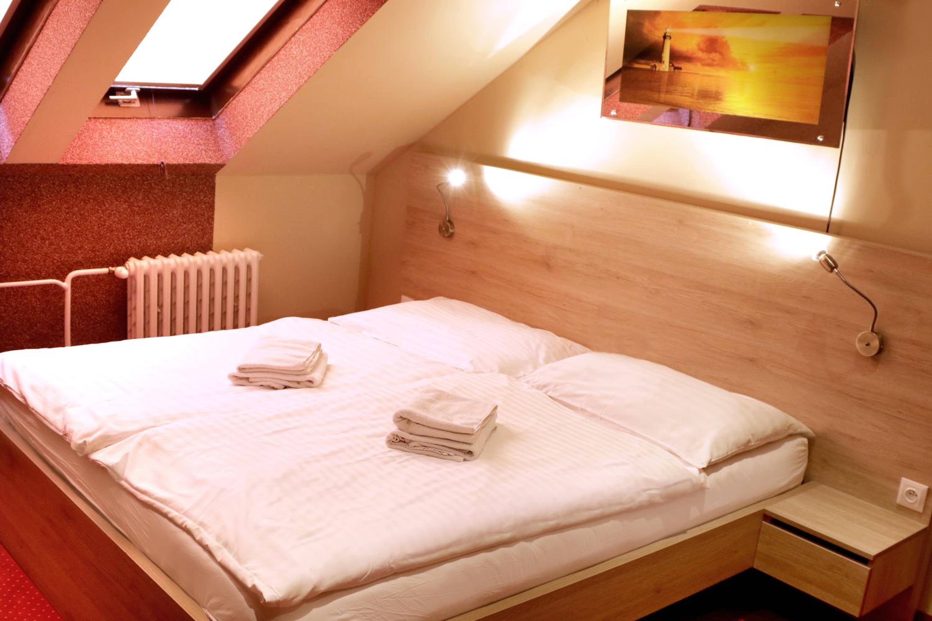 Standard Double Room - Photo 9