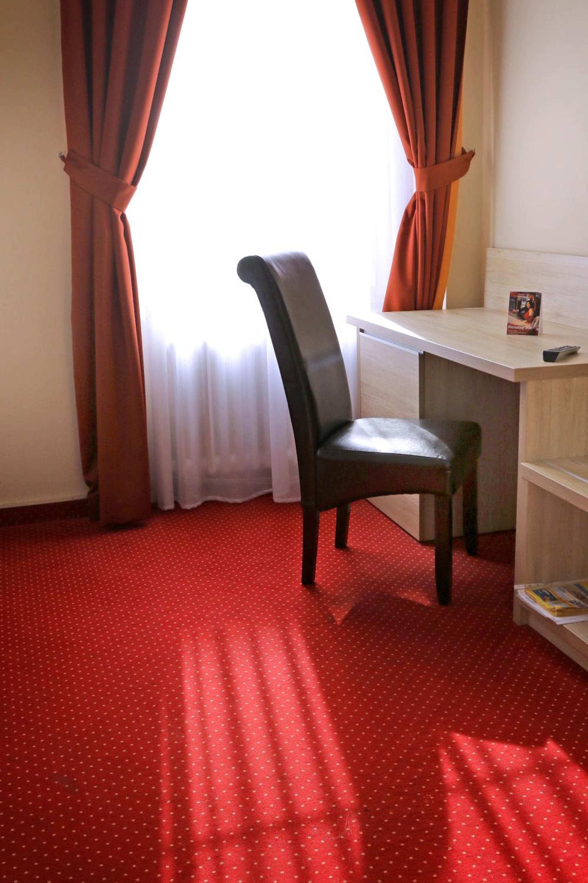 Standard Double Room - Photo 11