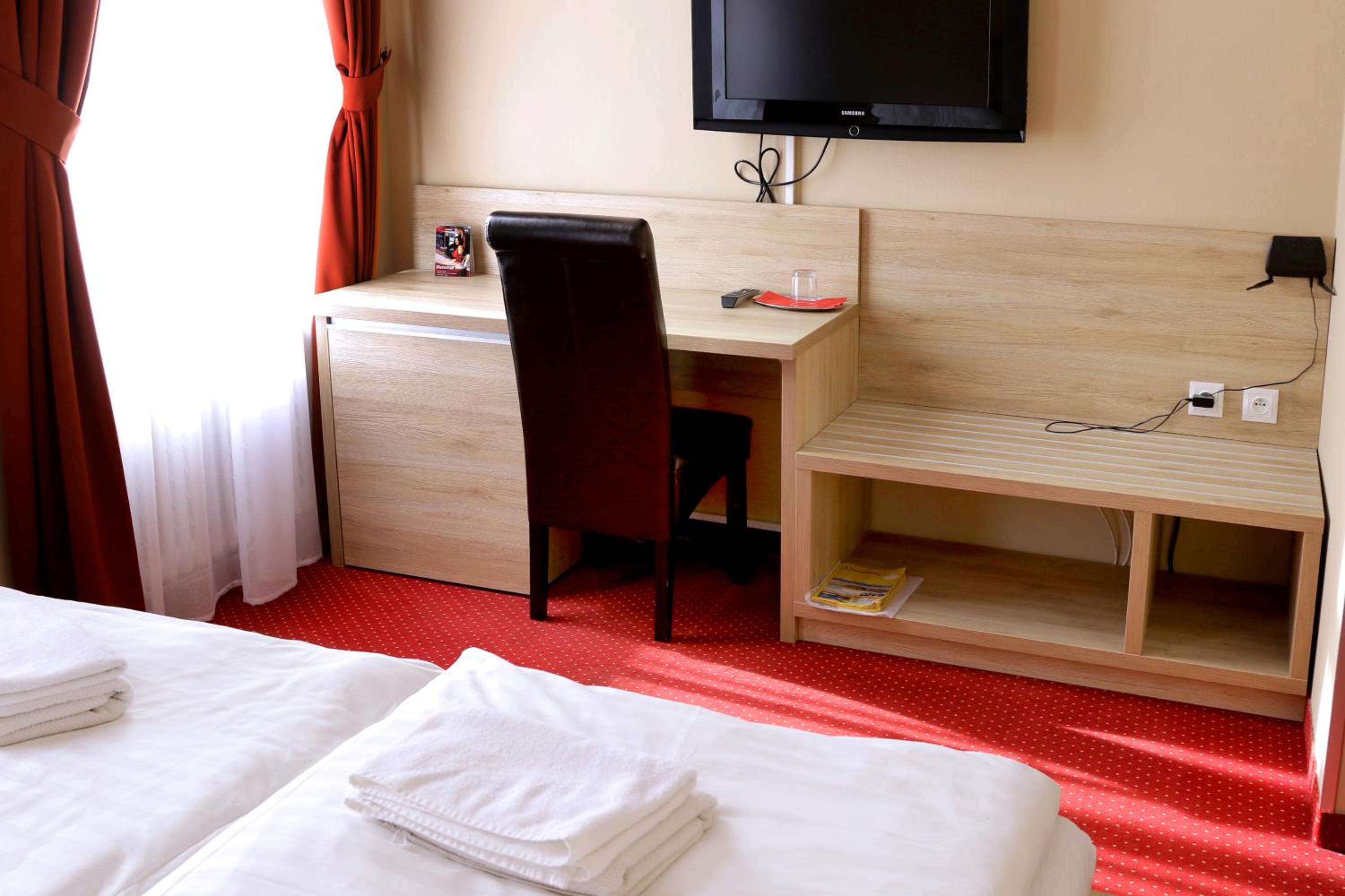 Standard Double Room - Photo 12