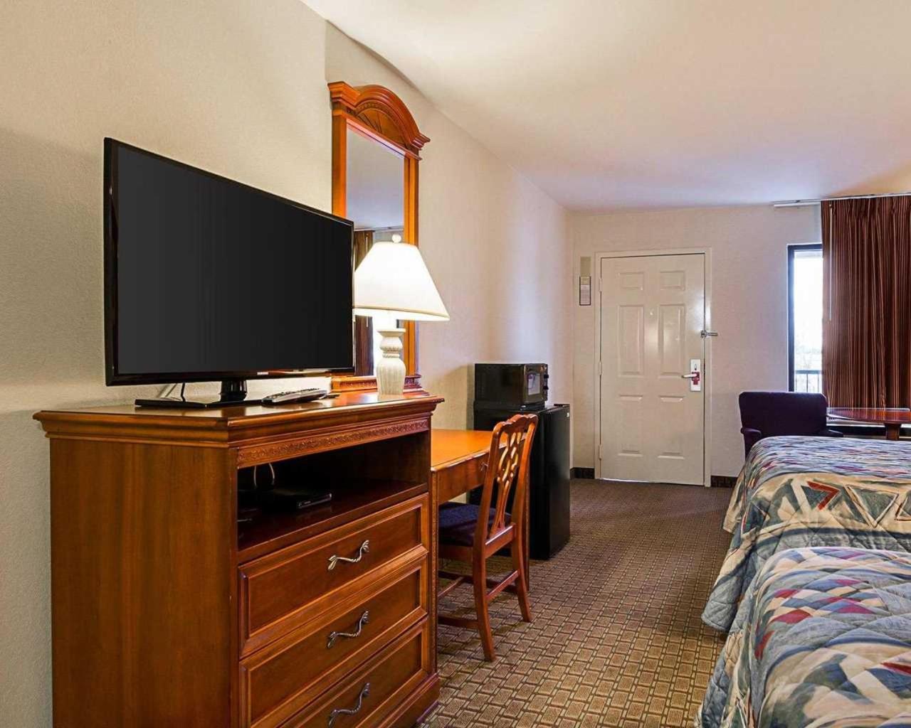 Queen Room with Two Queen Beds - Non-Smoking - Photo 1