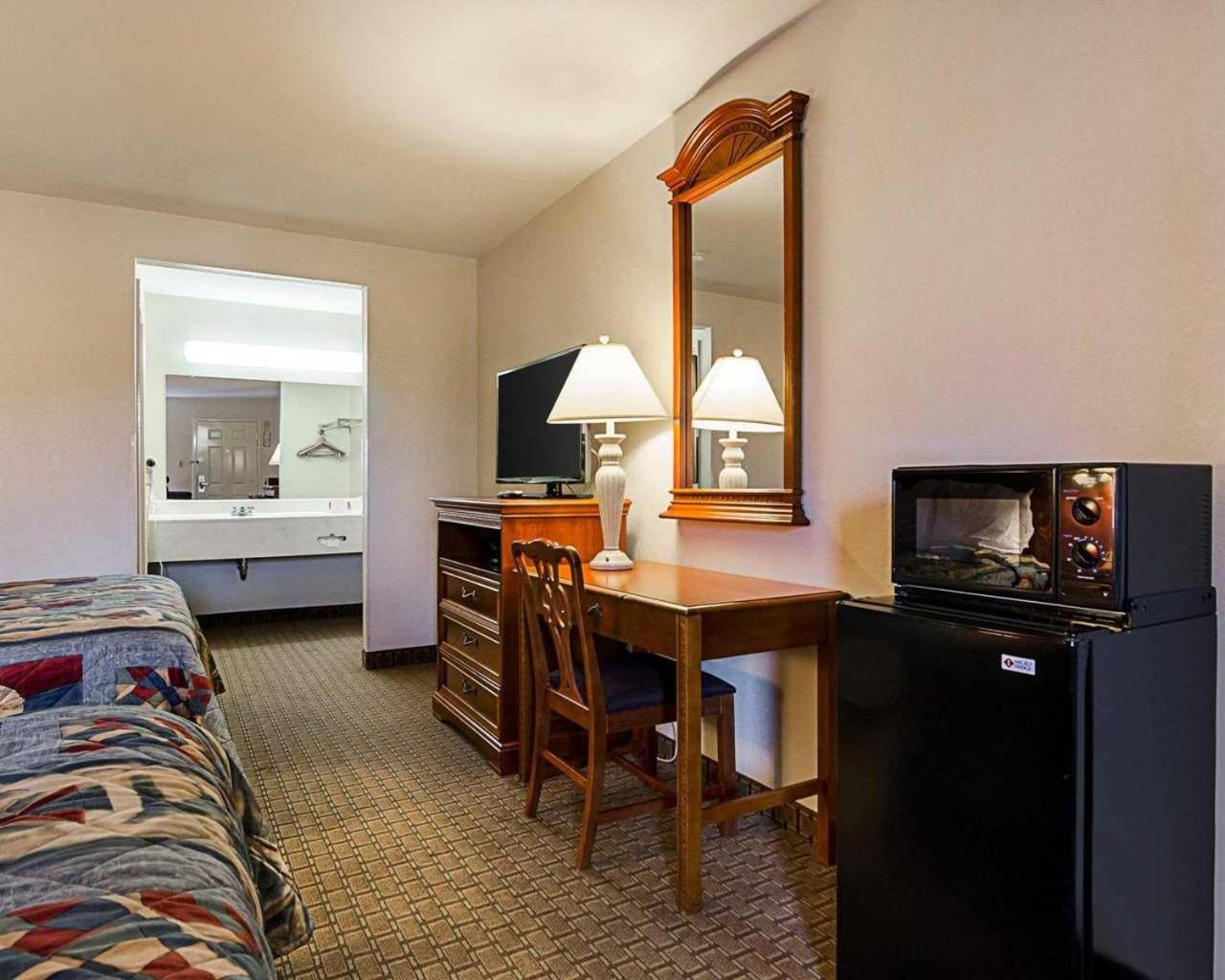 Queen Room with Two Queen Beds - Non-Smoking - Photo 5