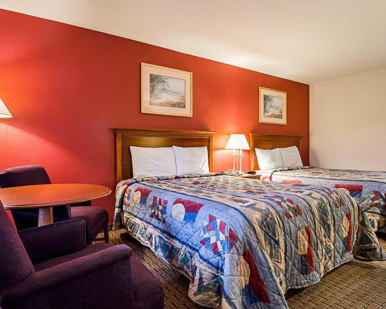 Queen Room with Two Queen Beds - Non-Smoking - Photo 2