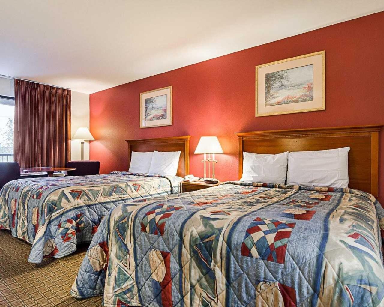 Queen Room with Two Queen Beds - Non-Smoking - Photo 4