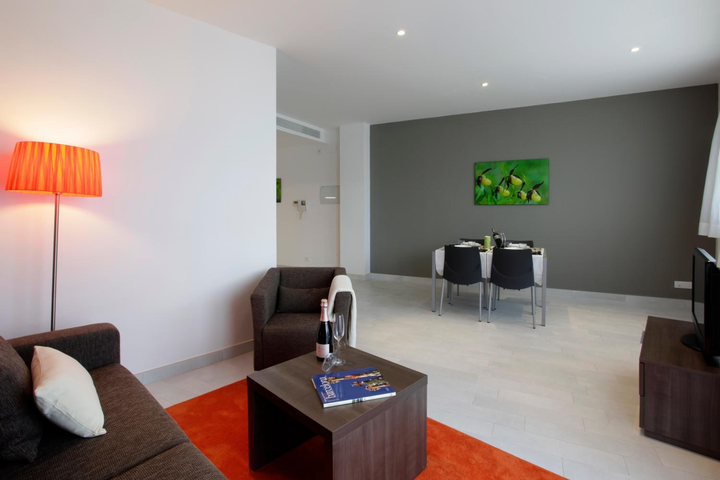 Deluxe One-Bedroom Apartment with Balcony  photo 2