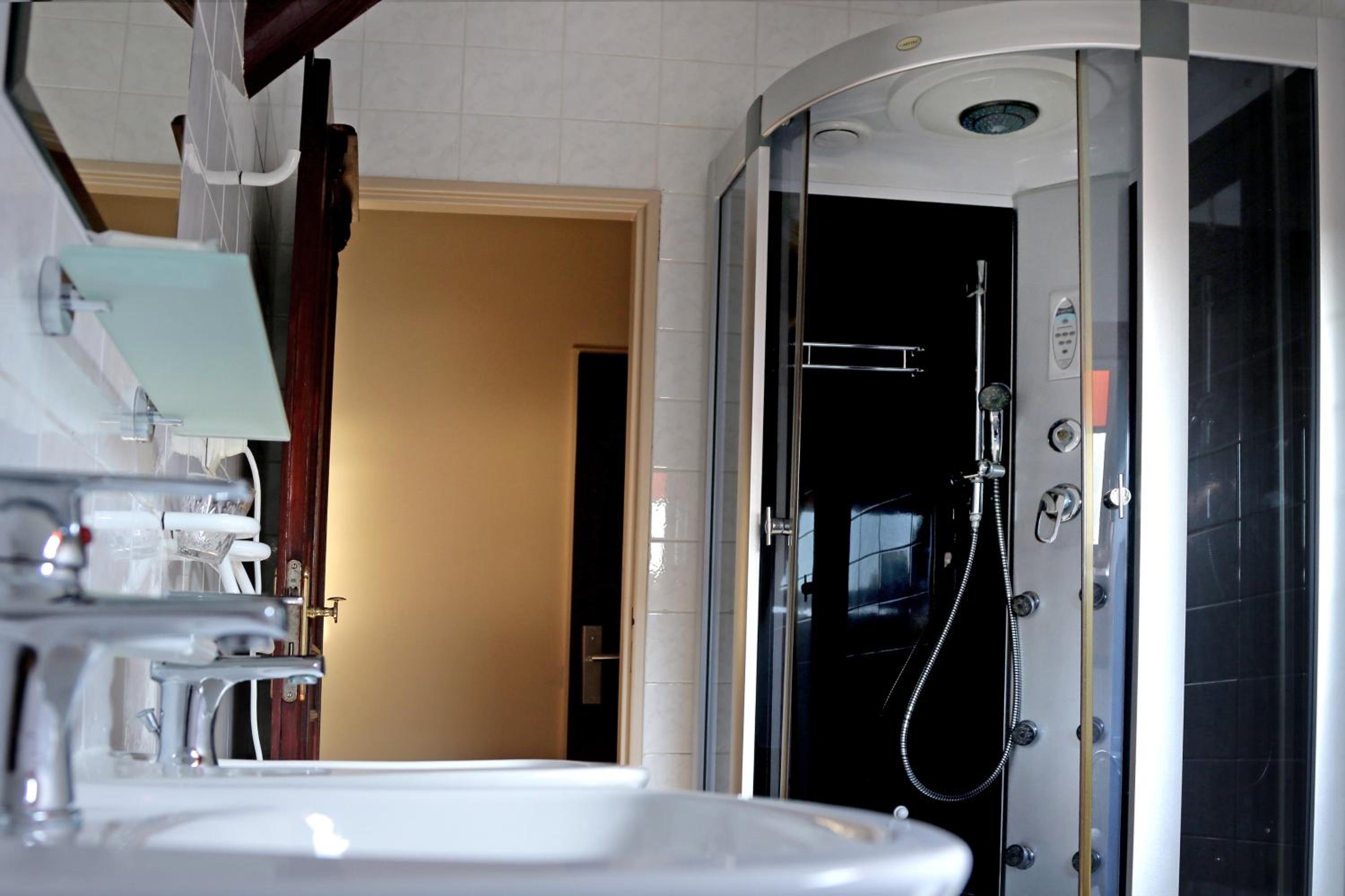 Standard Double Room - Photo 18