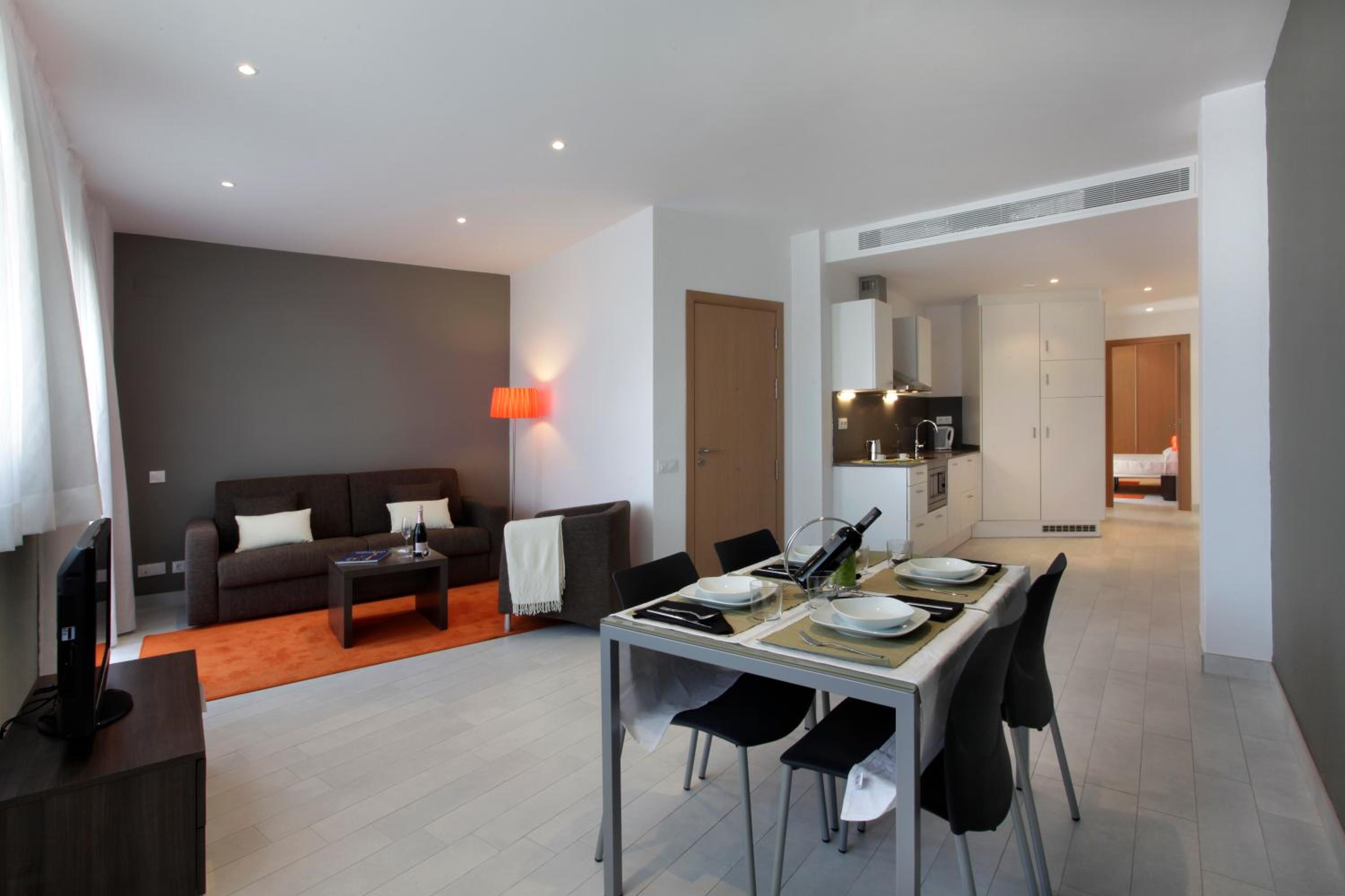 Deluxe One-Bedroom Apartment with Balcony  photo 3