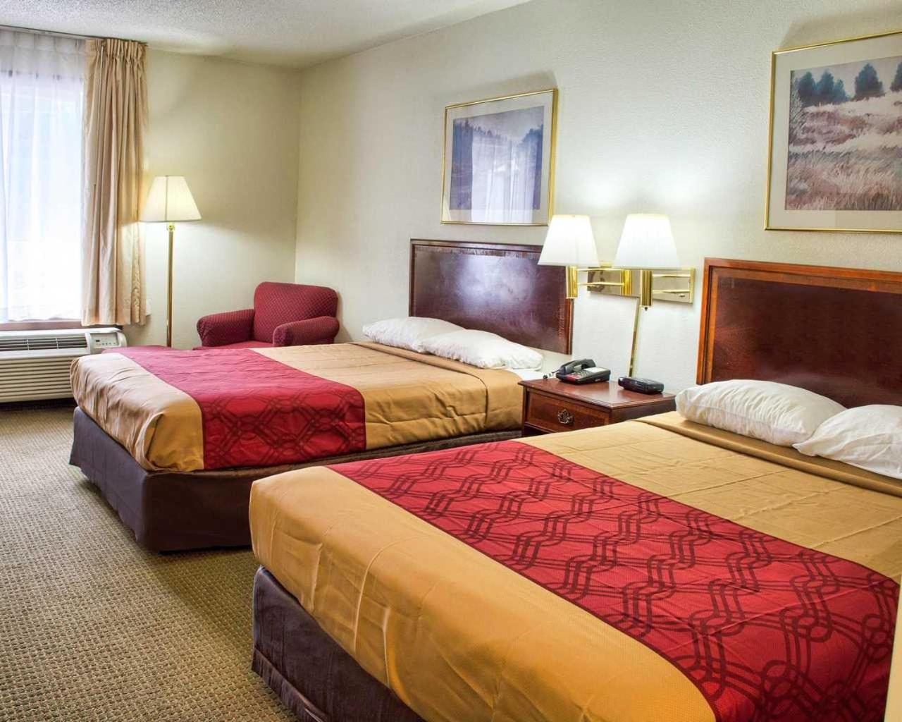 Double Room With Two Double Beds - Photo 2