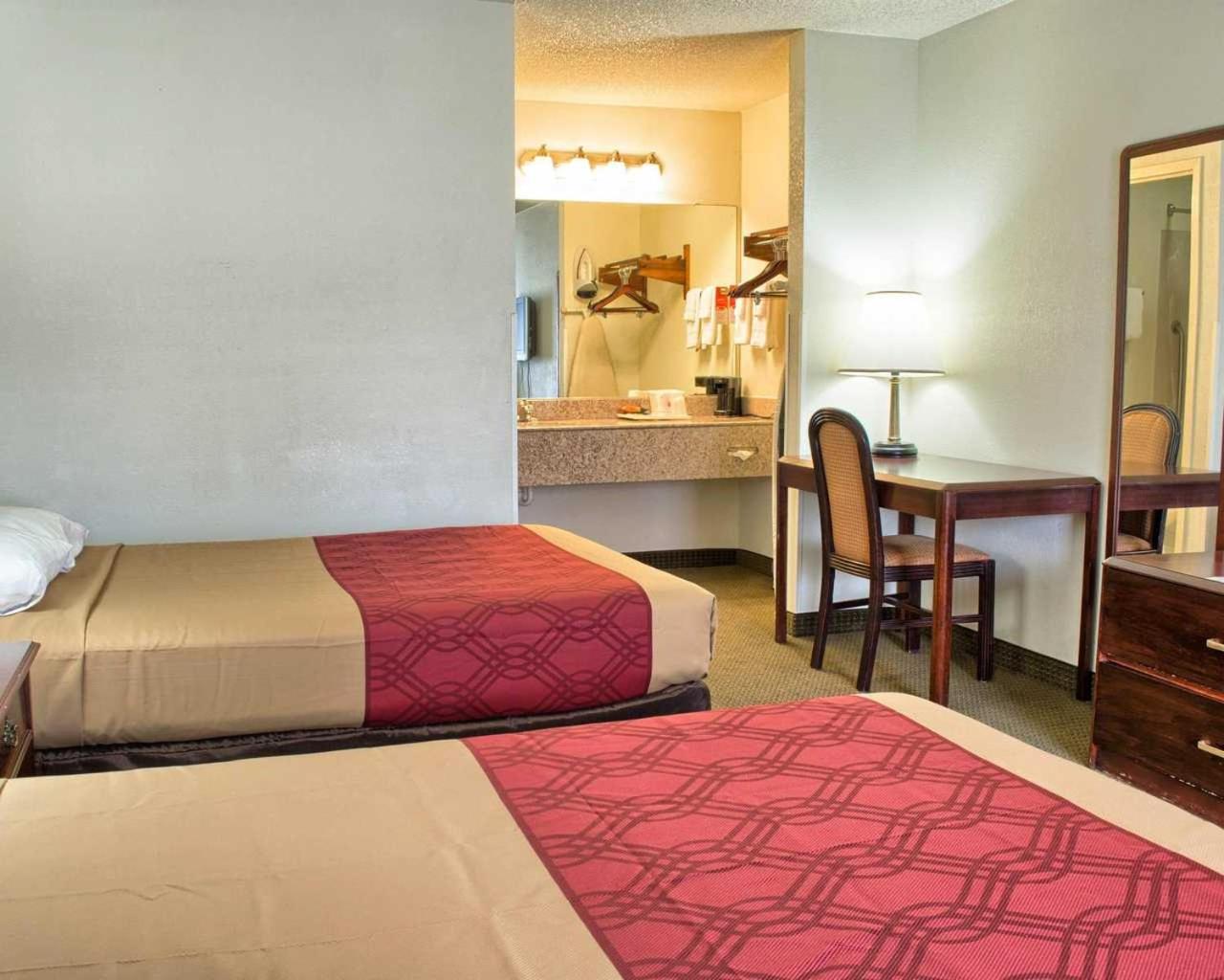 Double Room With Two Double Beds - Photo 3