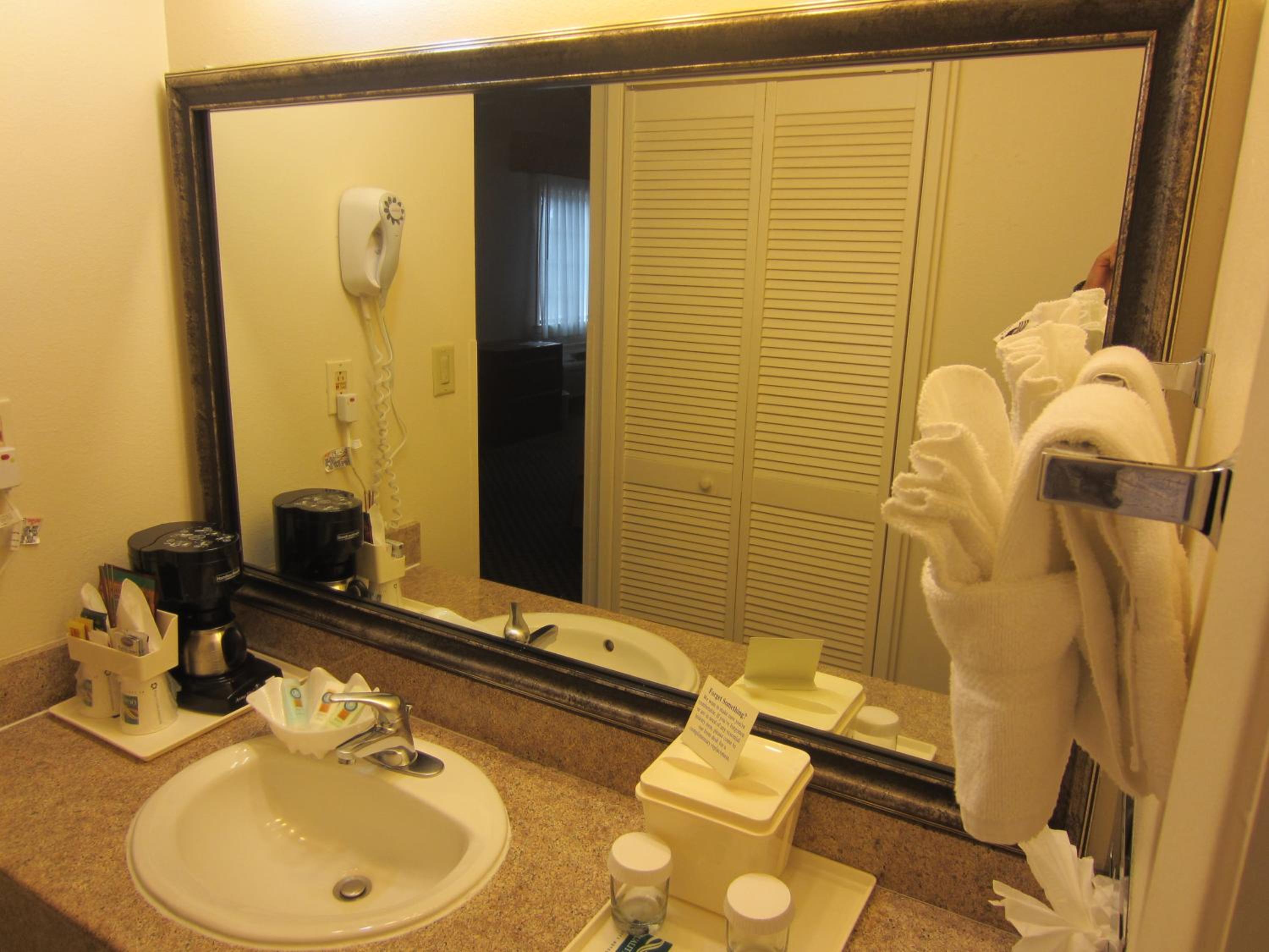 Queen Room with Two Queen Beds - Photo 5