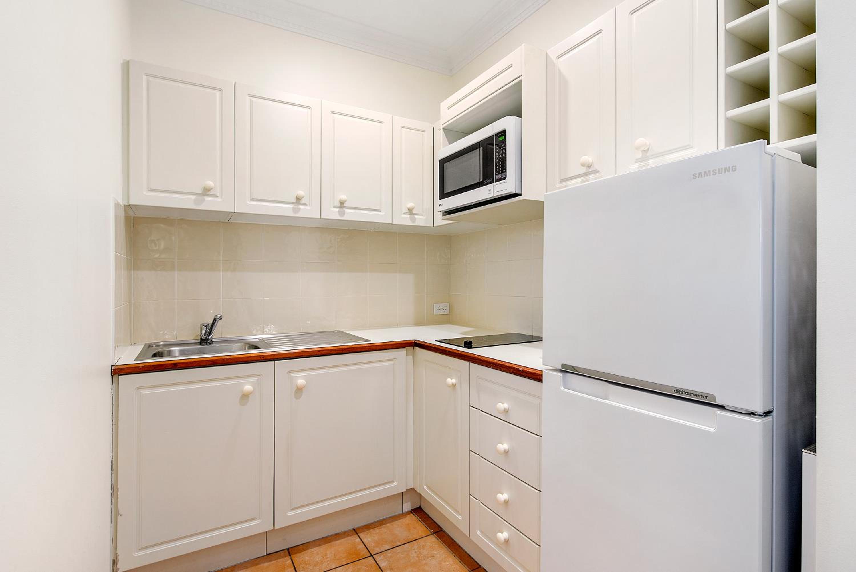 One-Bedroom Apartment thumbnail 6