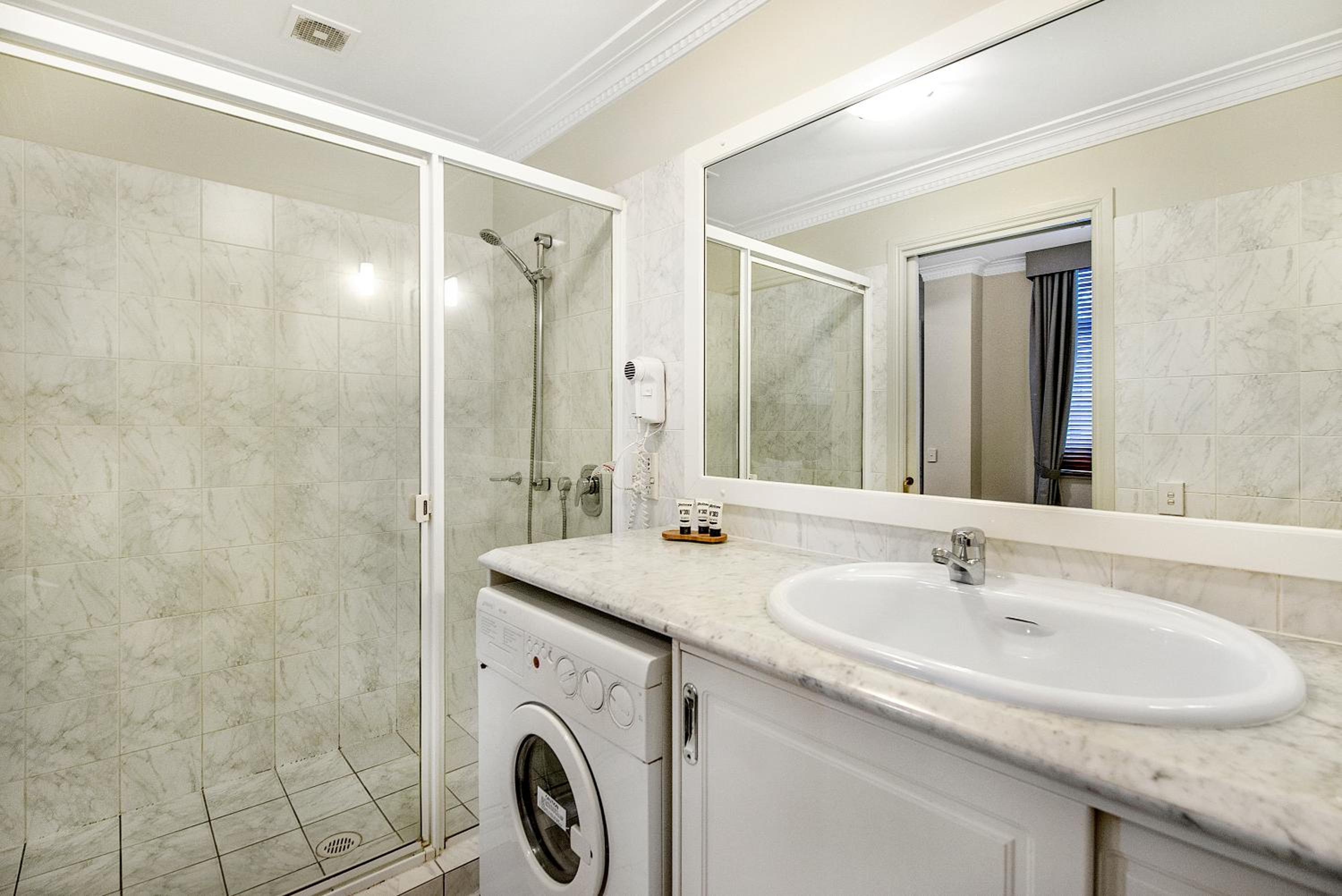 Superior One-Bedroom Apartment thumbnail 6
