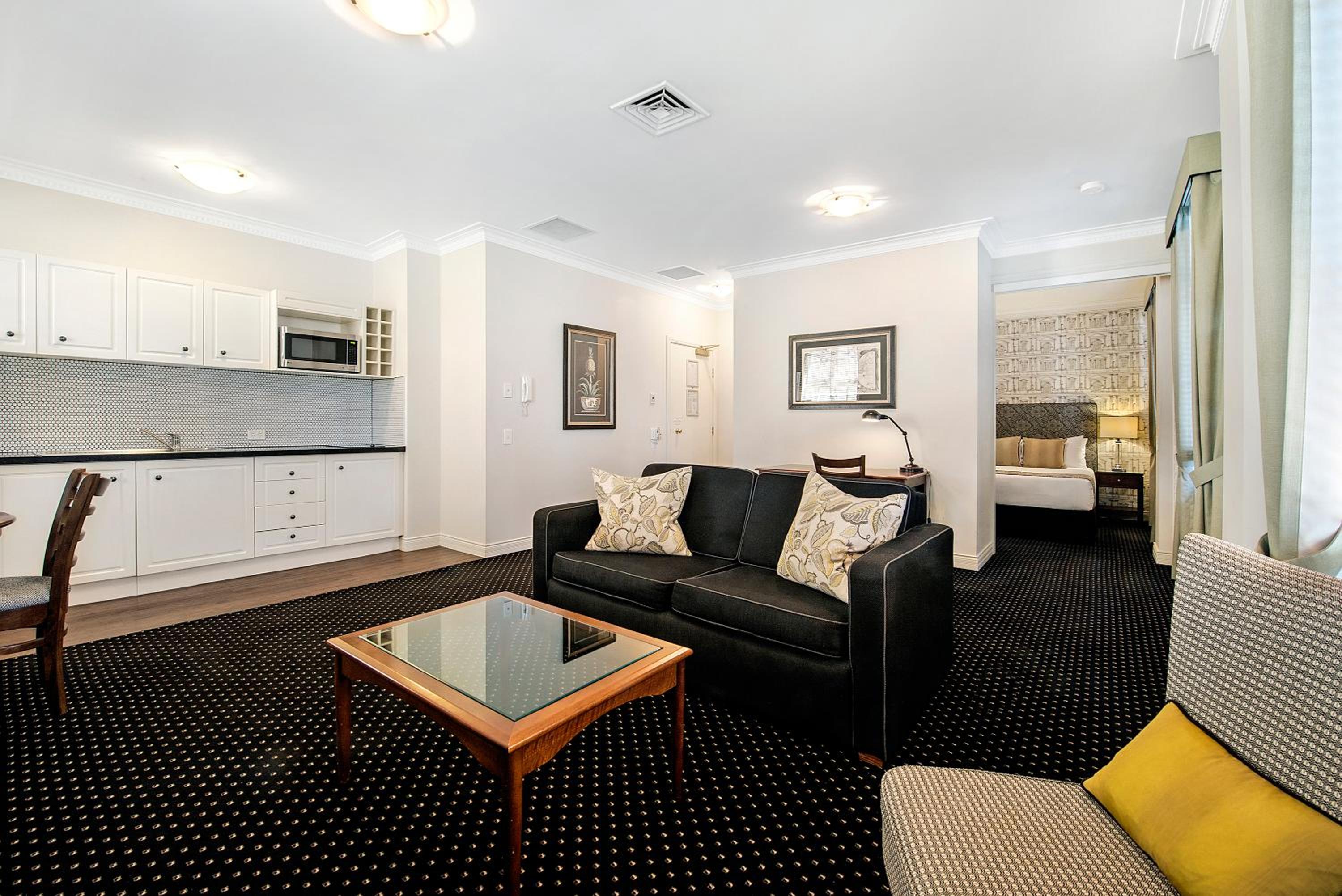 Superior One-Bedroom Apartment thumbnail 5
