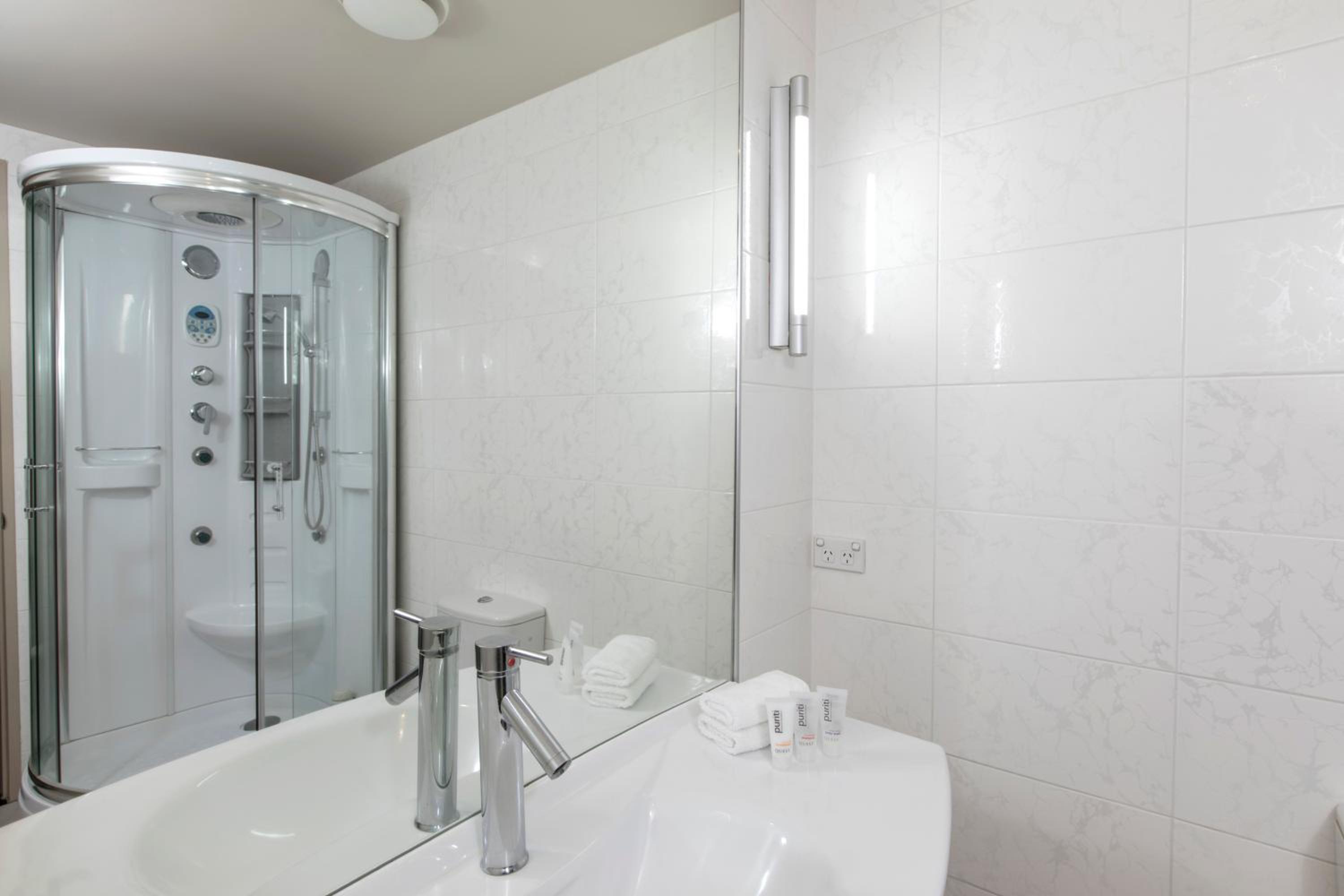 Two-Bedroom Apartment with Two Bathrooms photo 2