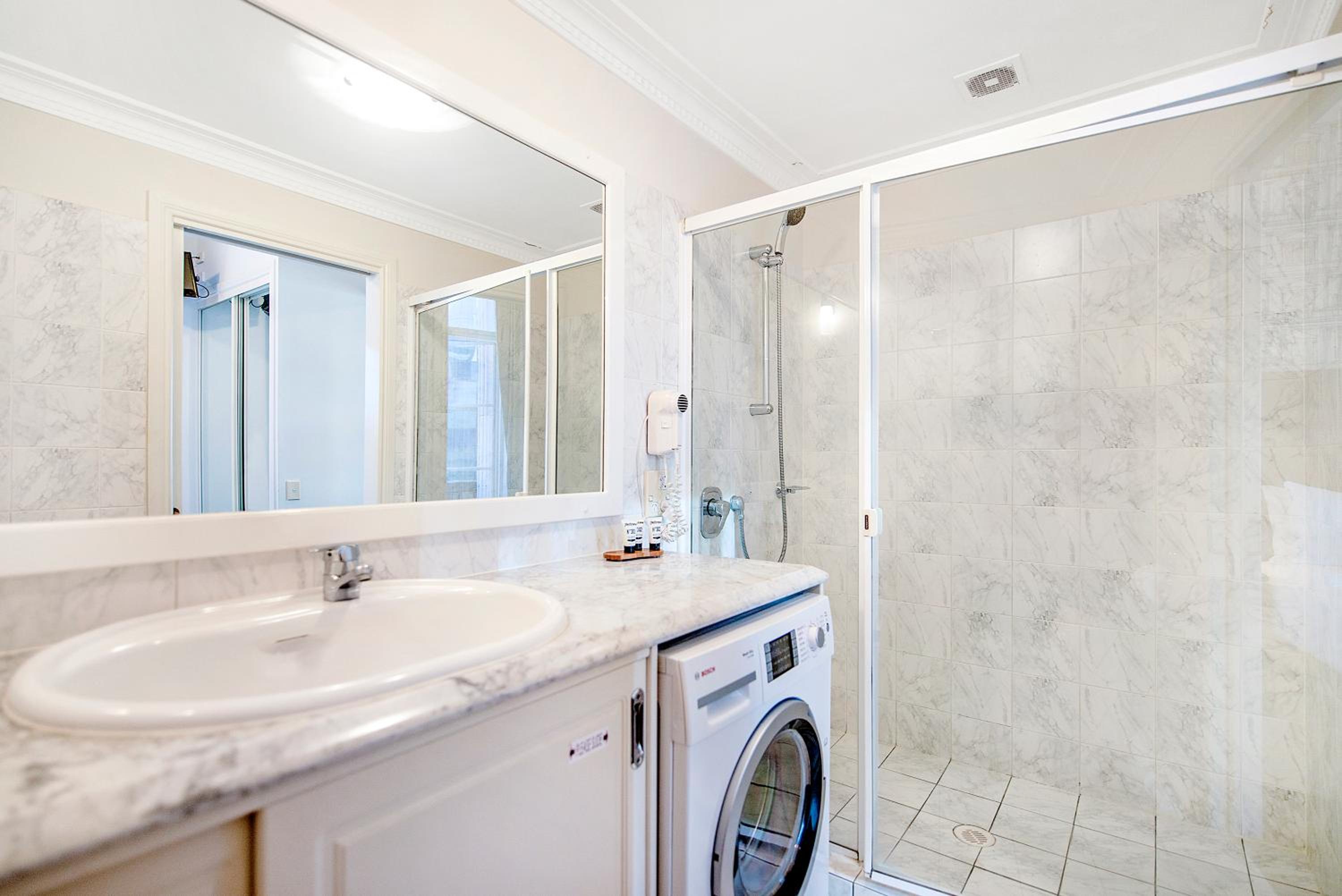 Superior One-Bedroom Apartment thumbnail 6