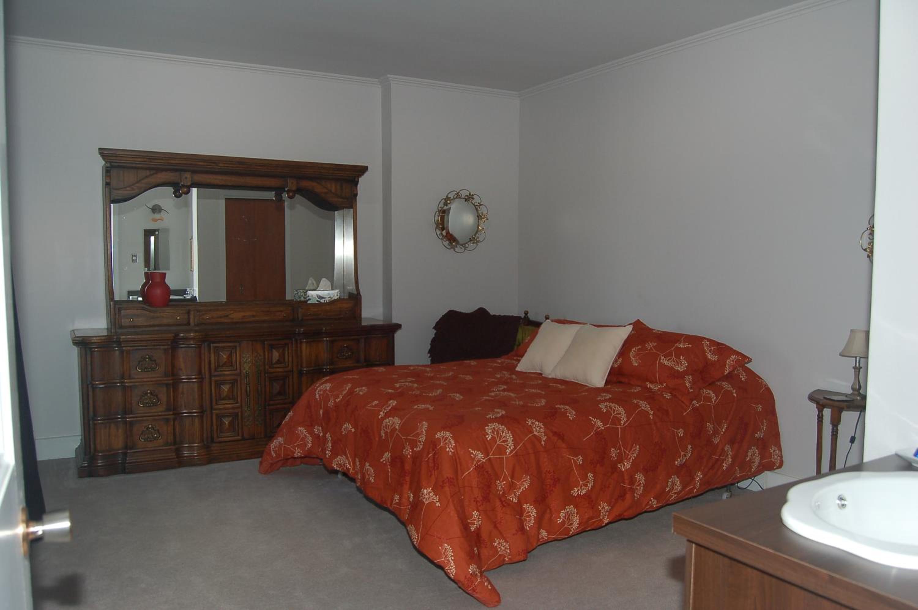 Queen Room photo 2
