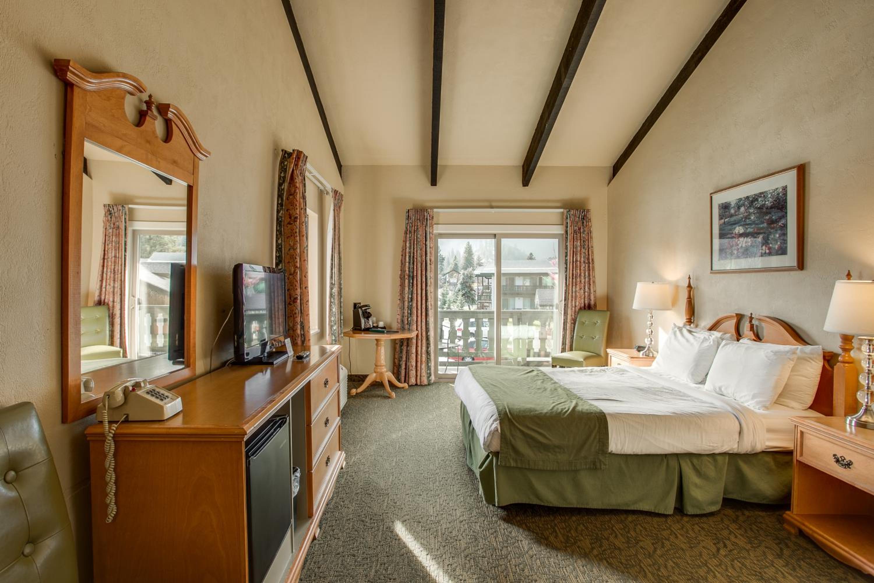 Queen Room - Not Pet Friendly (No Pets) photo 3