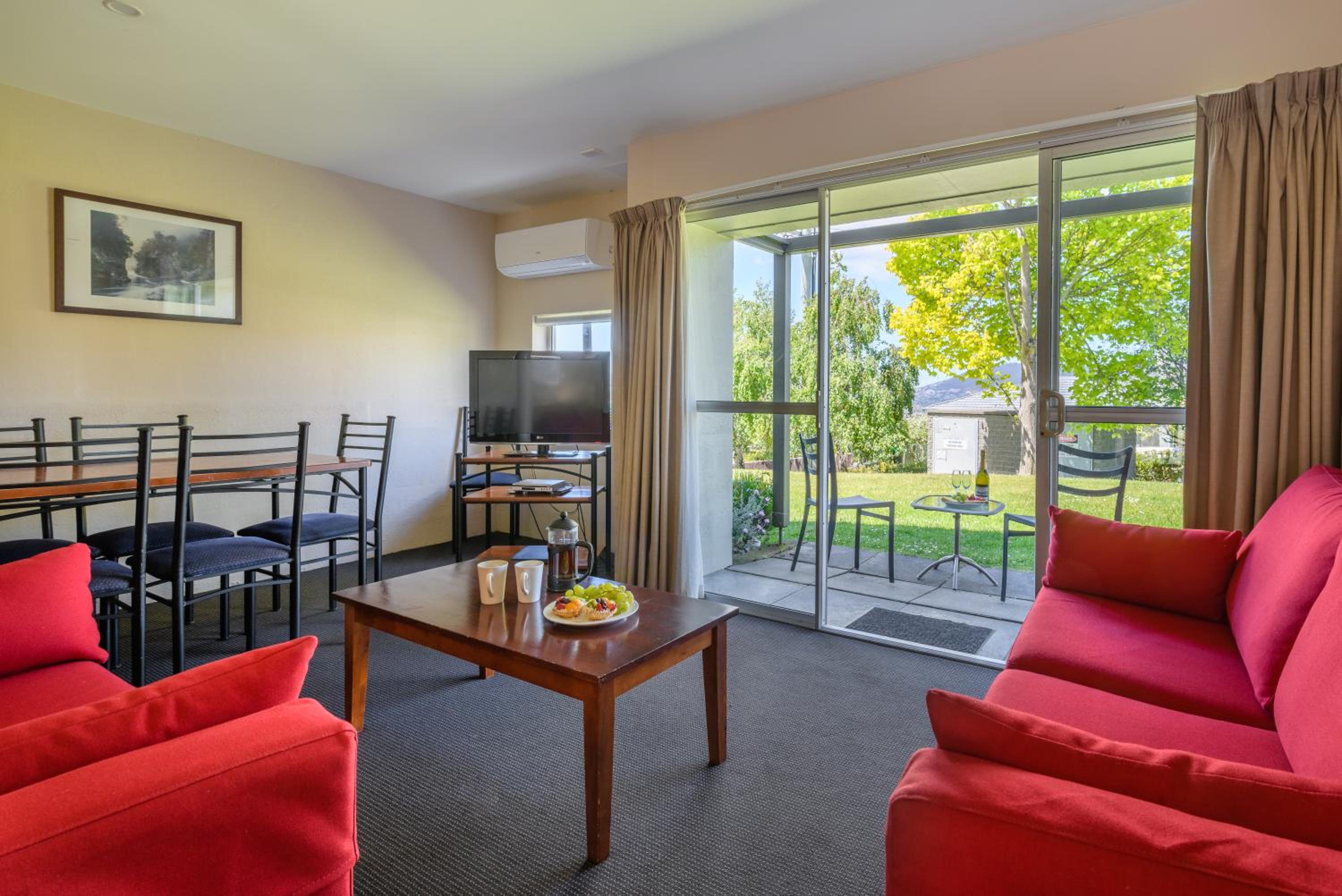Three-Bedroom Apartment with Harbor View - Photo 2