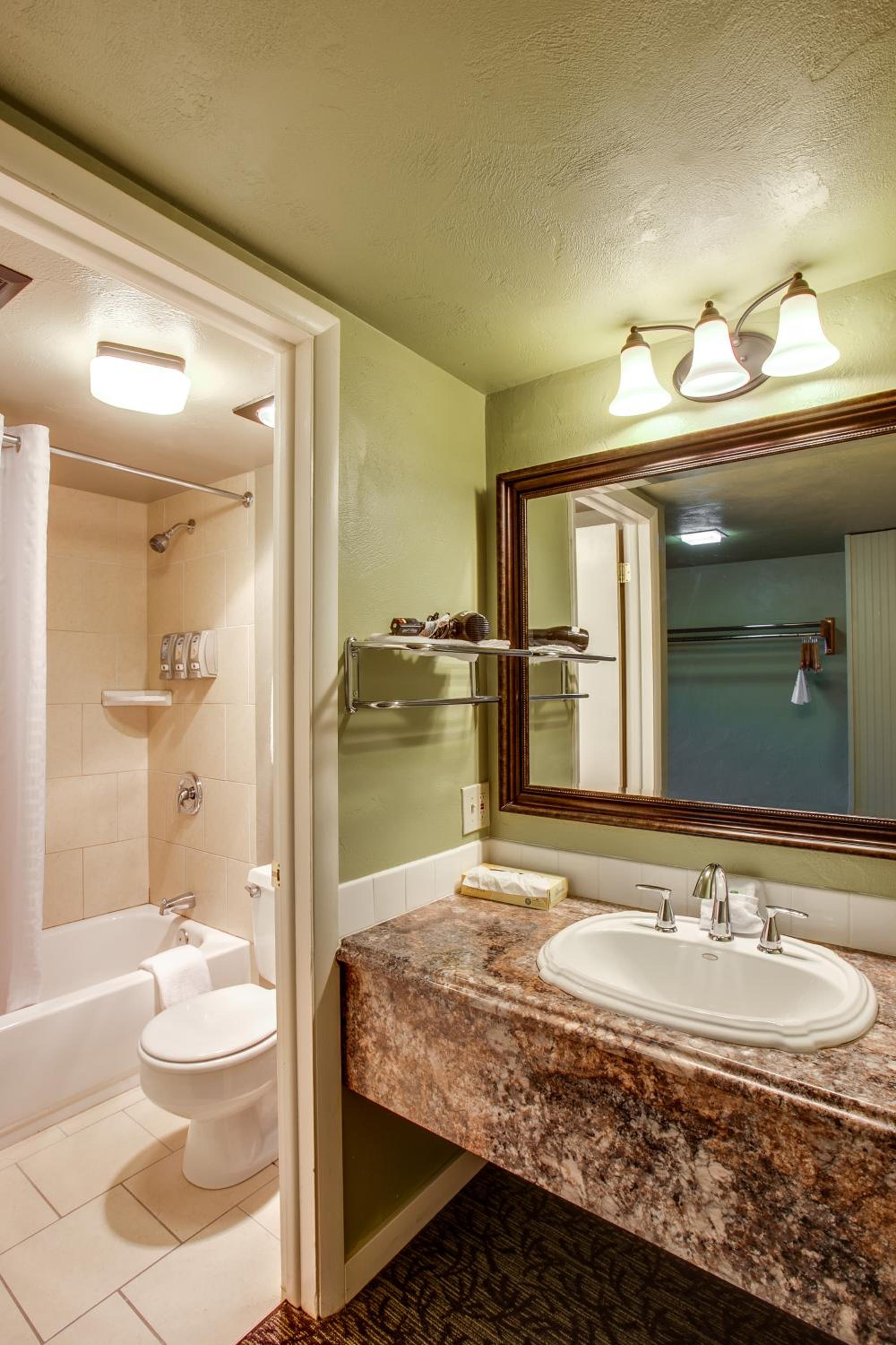 Queen Room - Not Pet Friendly (No Pets) photo 2