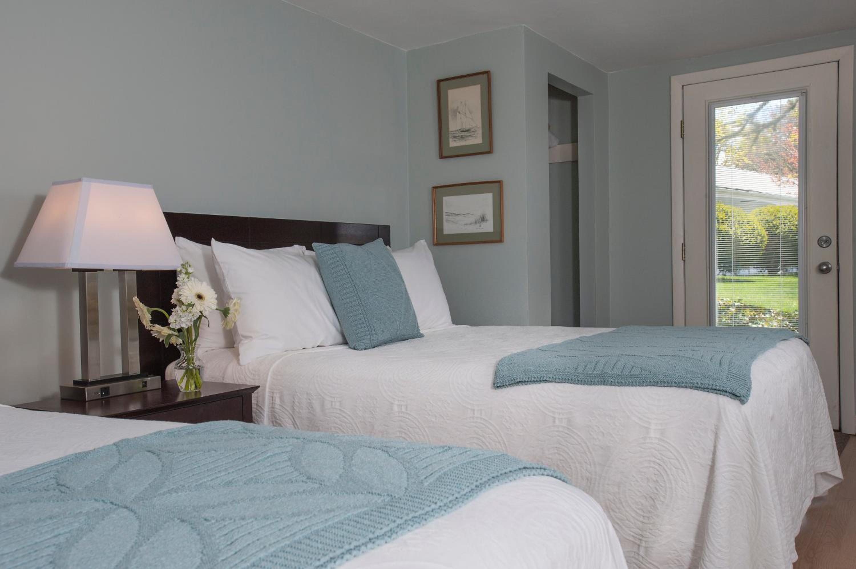 Queen Room with Two Queen Beds photo 2