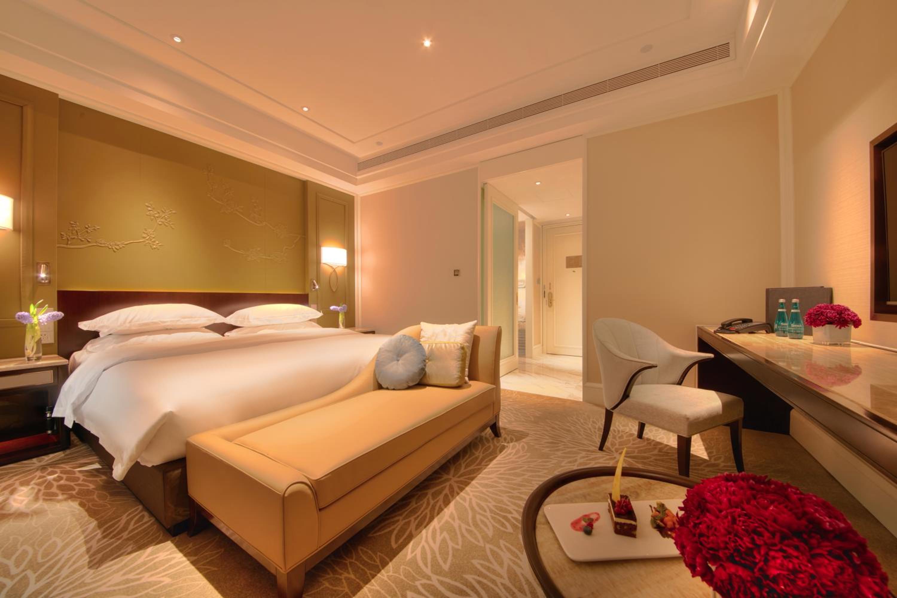 Queen Room photo 1