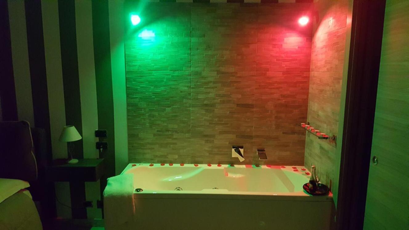 Deluxe Suite with Jacuzzi - Photo 37