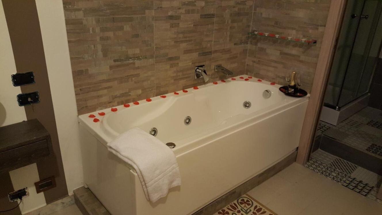 Deluxe Suite with Jacuzzi - Photo 24