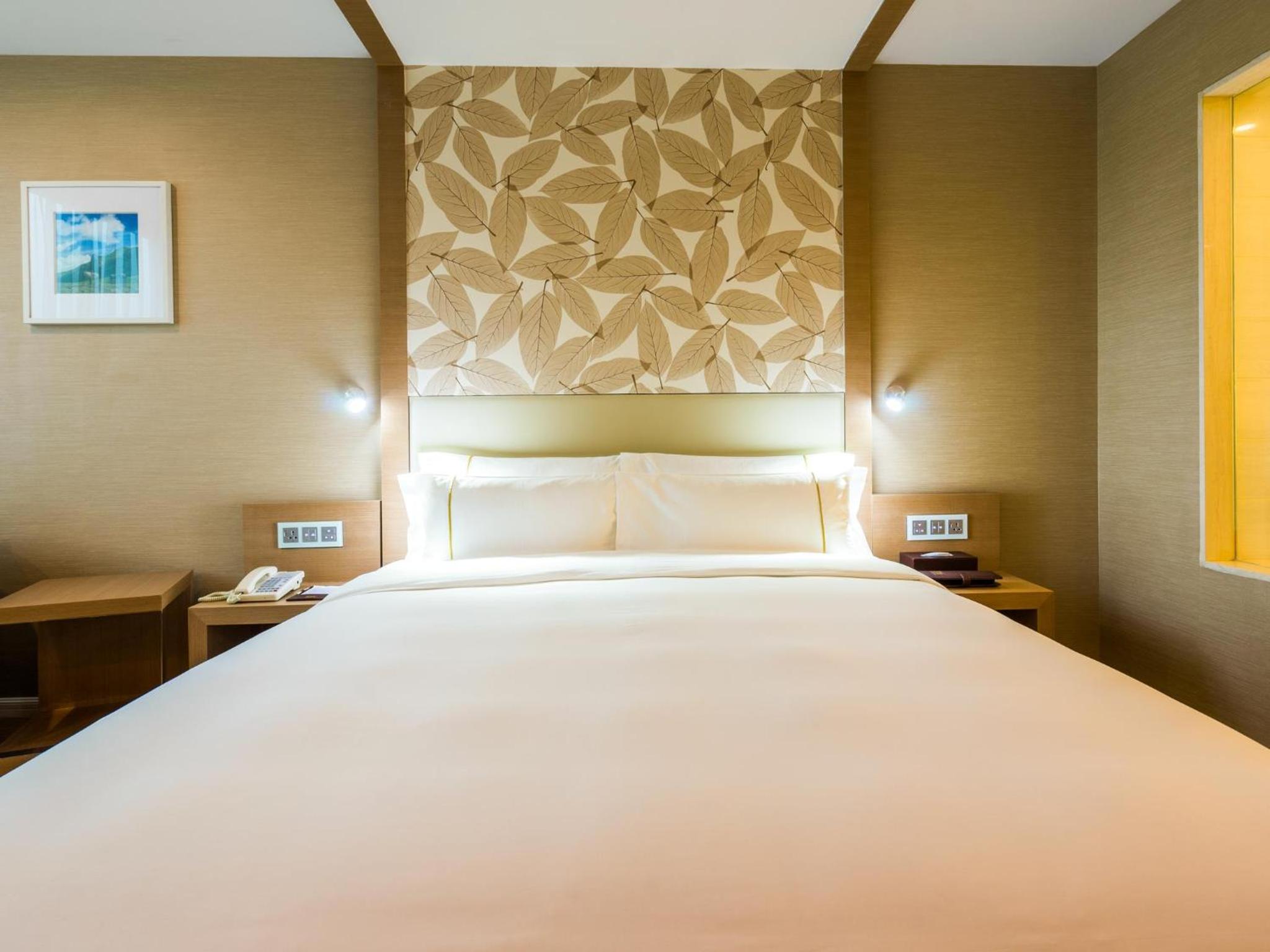 Executive Queen Room - Photo 8