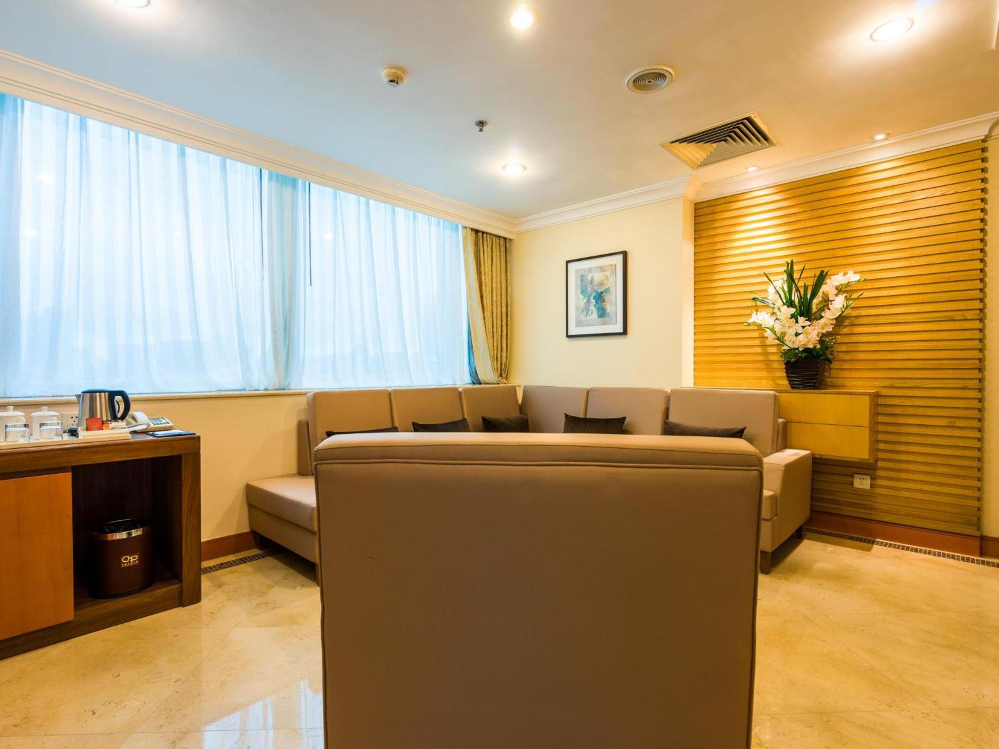Deluxe King Suite - Photo 4