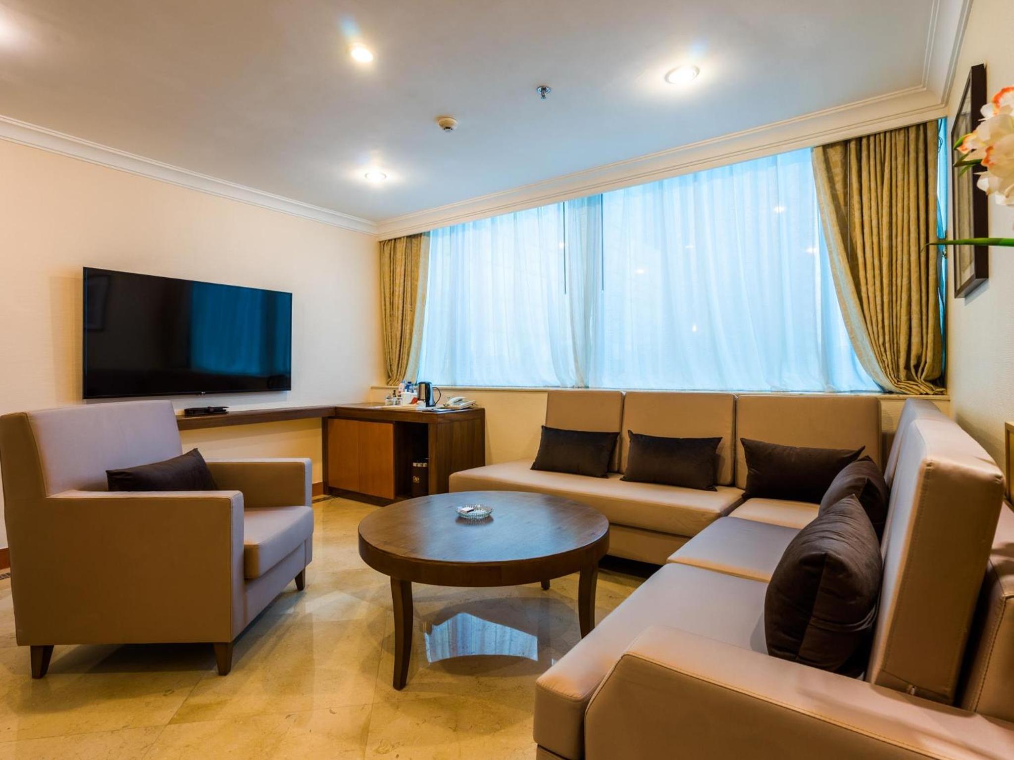 Deluxe King Suite - Photo 5