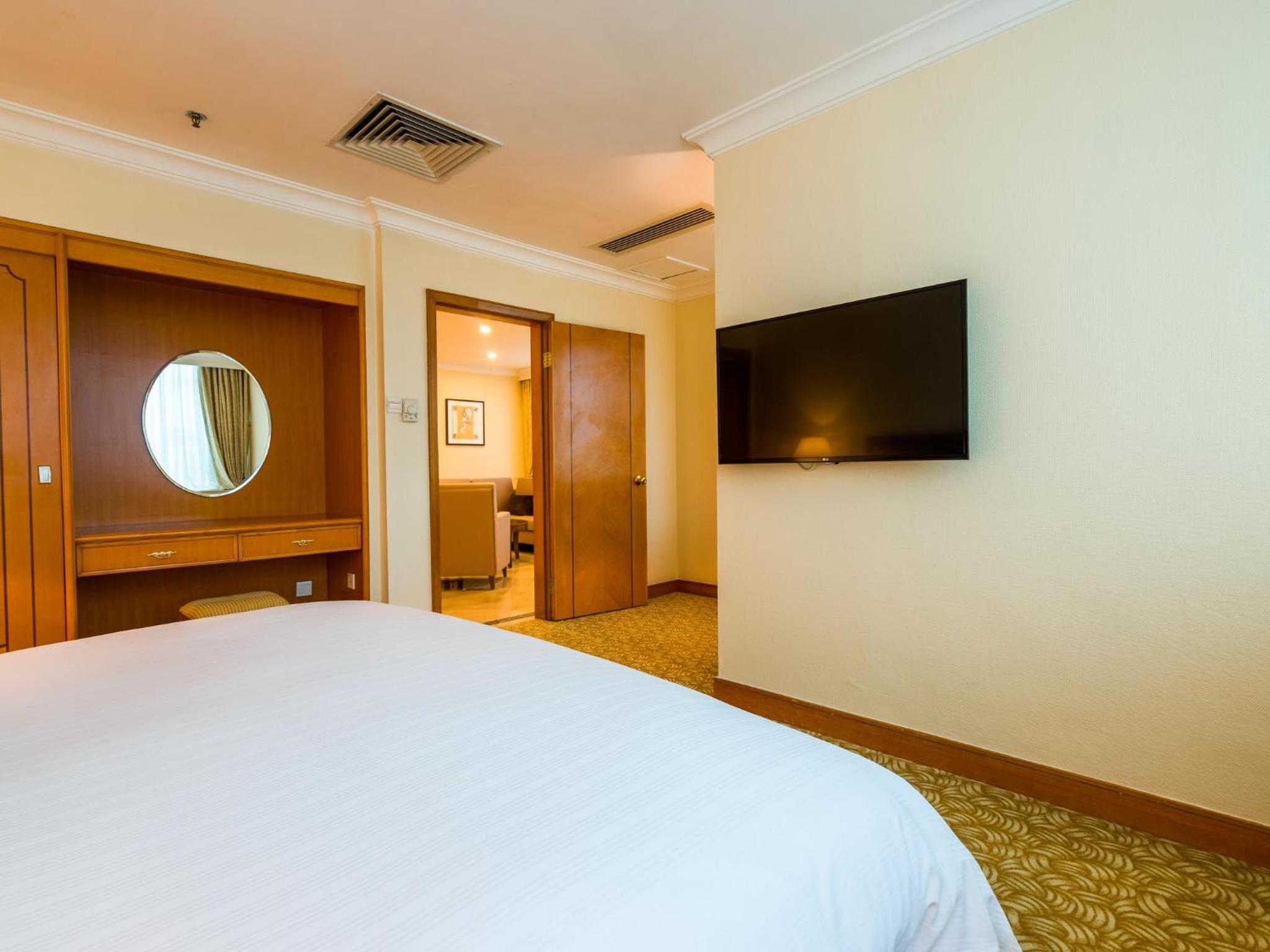 Deluxe King Suite - Photo 10