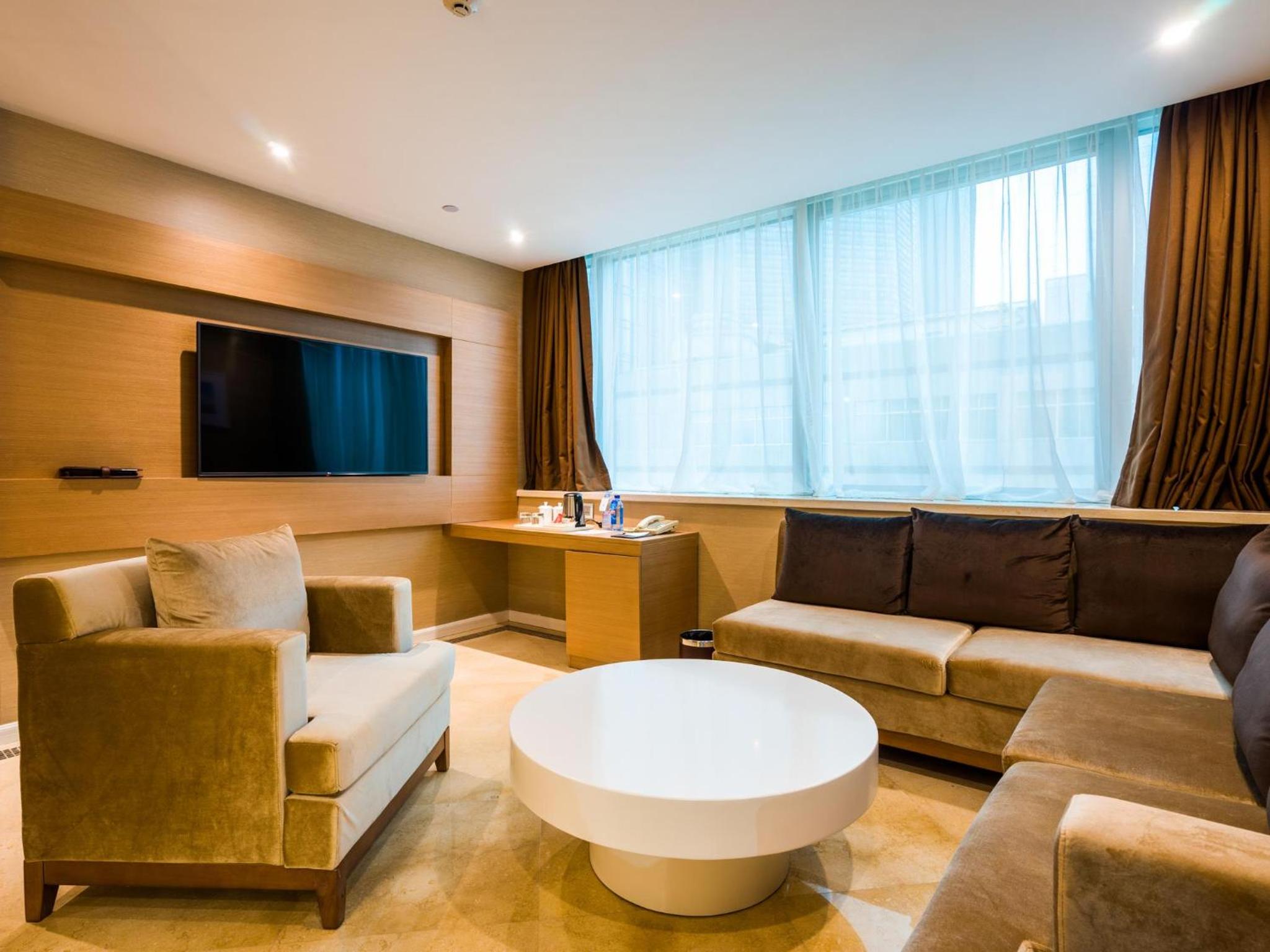Executive Suite - Photo 5
