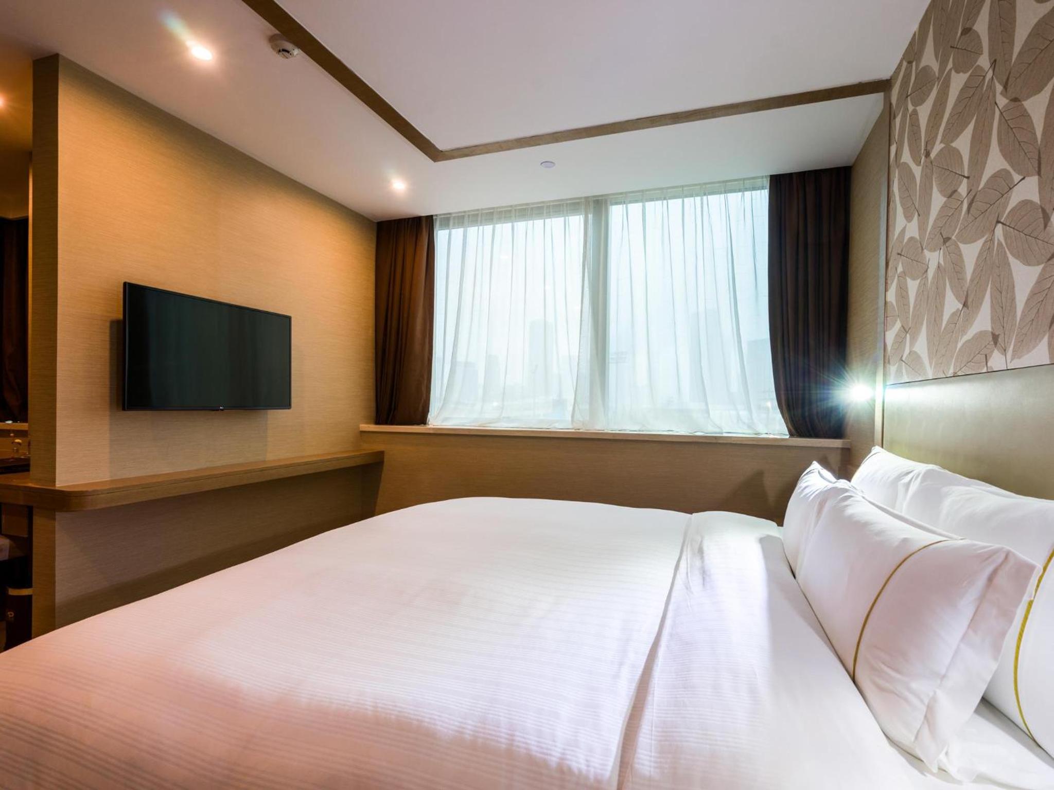 Executive Suite - Photo 3