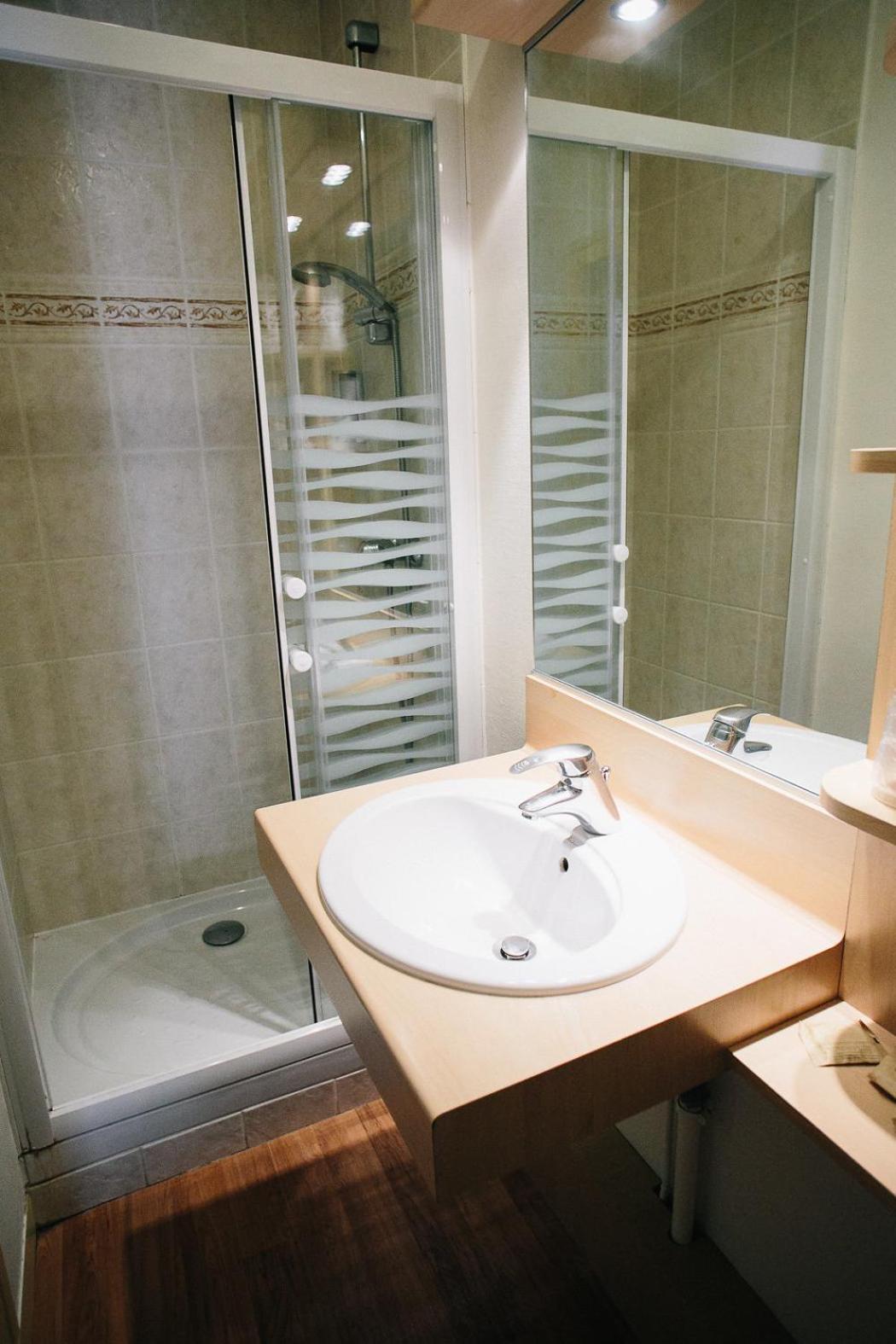 Quadruple Room with Shower - Photo 6
