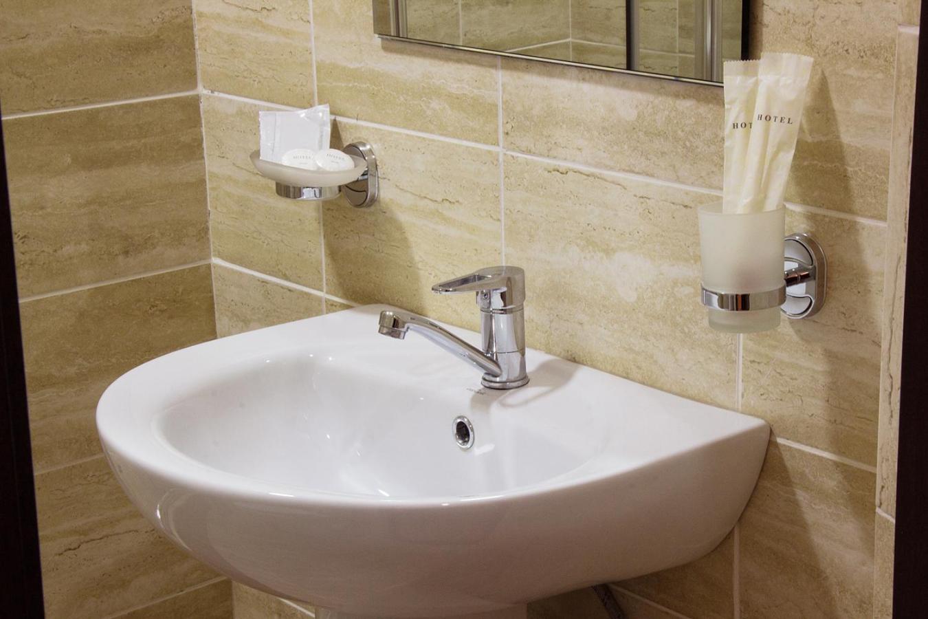 Double or Twin Room with Private Bathroom - Photo 2