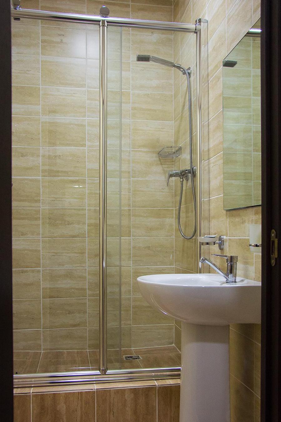 Double or Twin Room with Private Bathroom - Photo 12