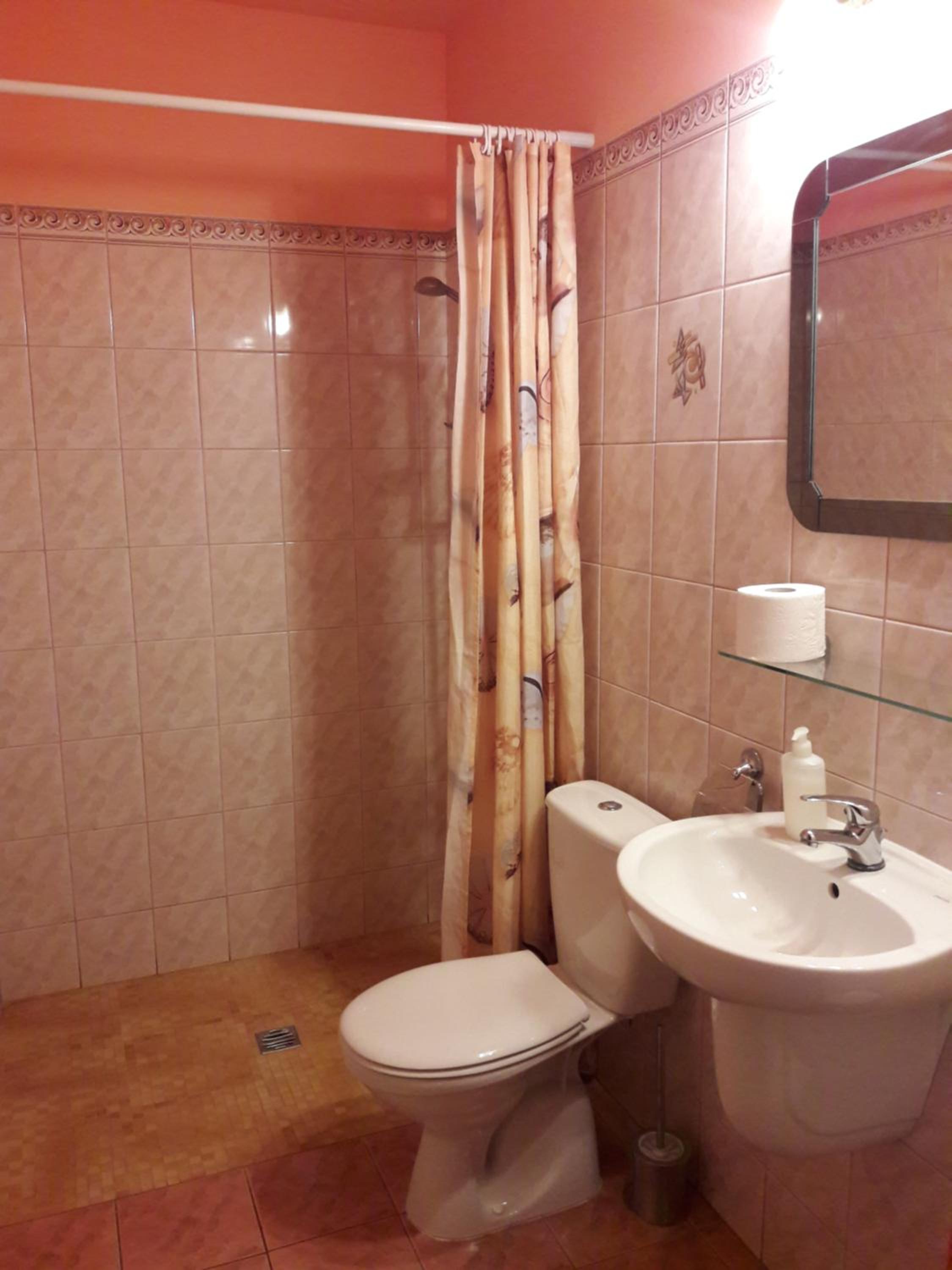 Double Room with Private Bathroom - Photo 2