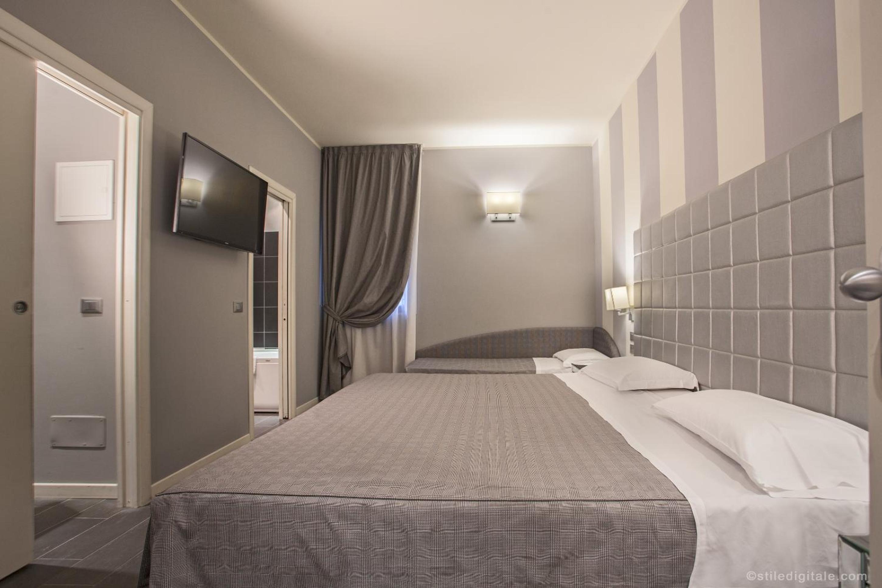 Deluxe Double Room - Photo 8