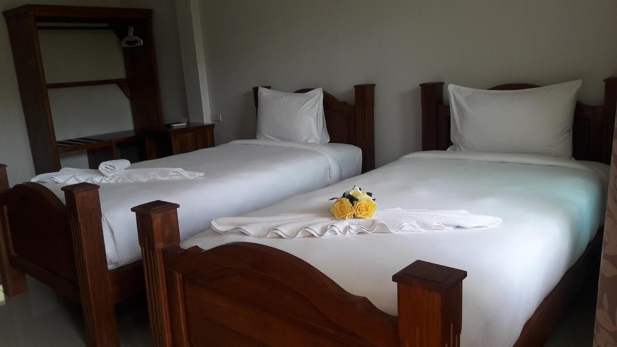 Large Twin Room - Photo 1