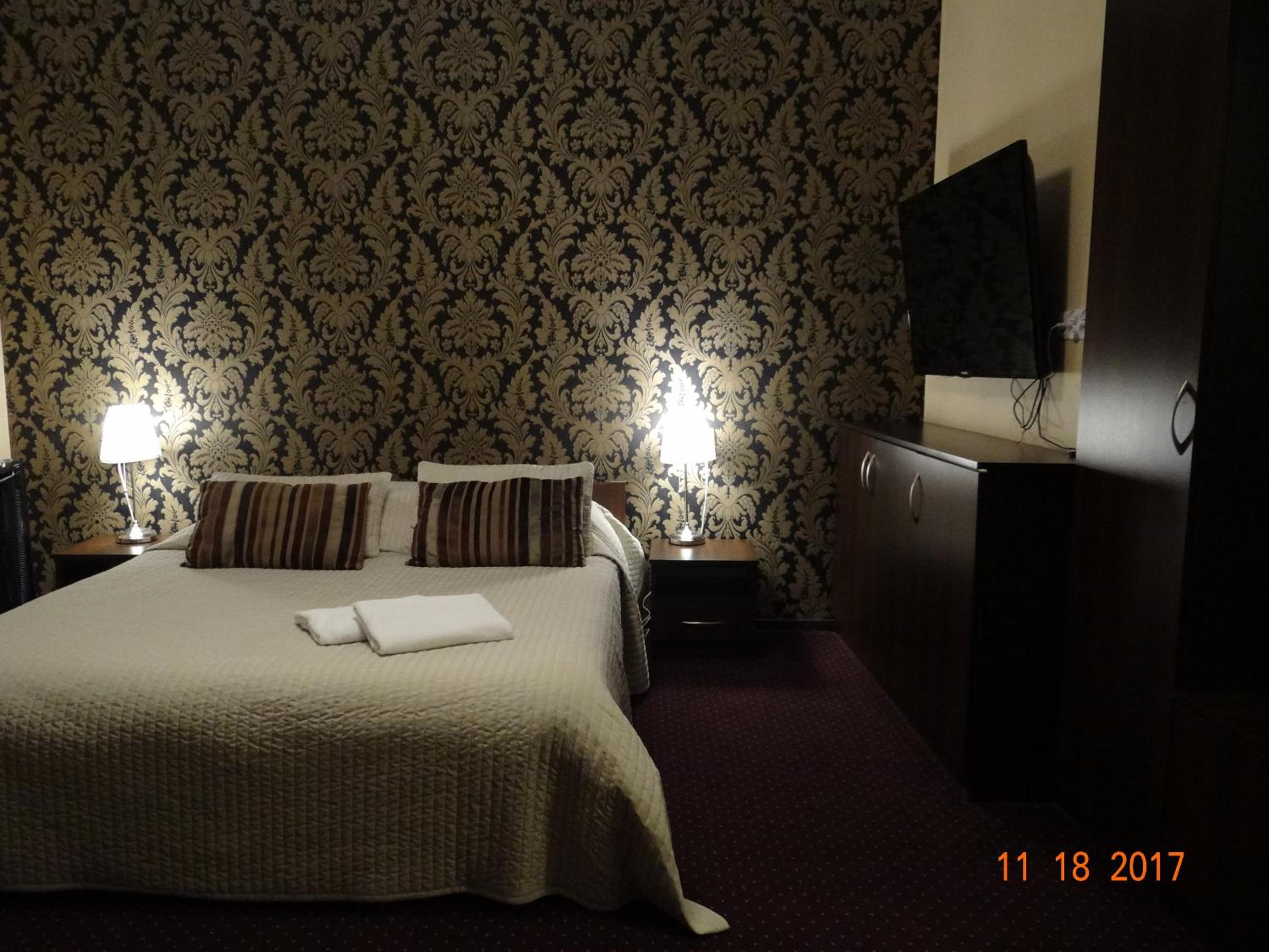 Deluxe Queen Room - Photo 11