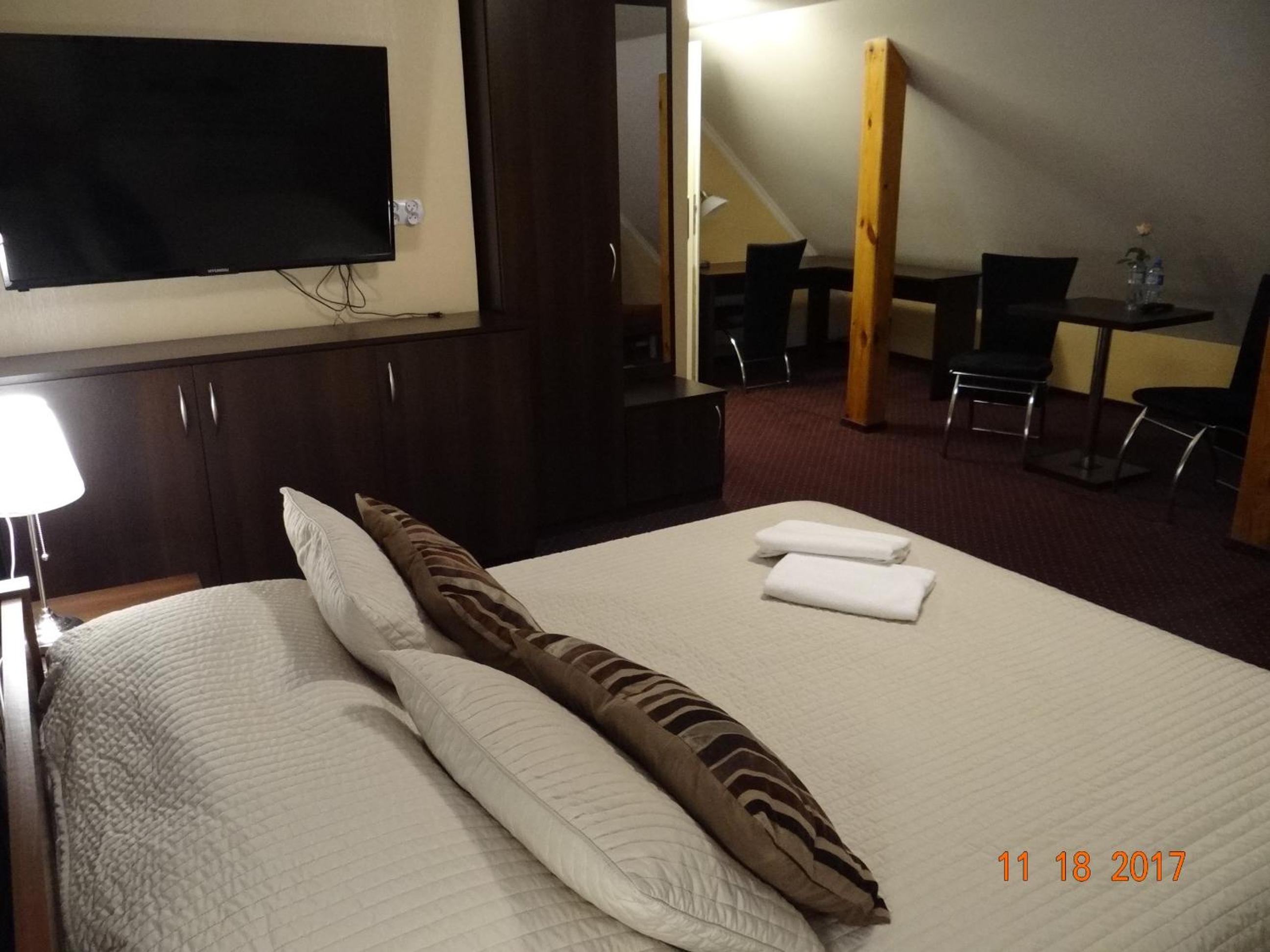 Deluxe Queen Room - Photo 10