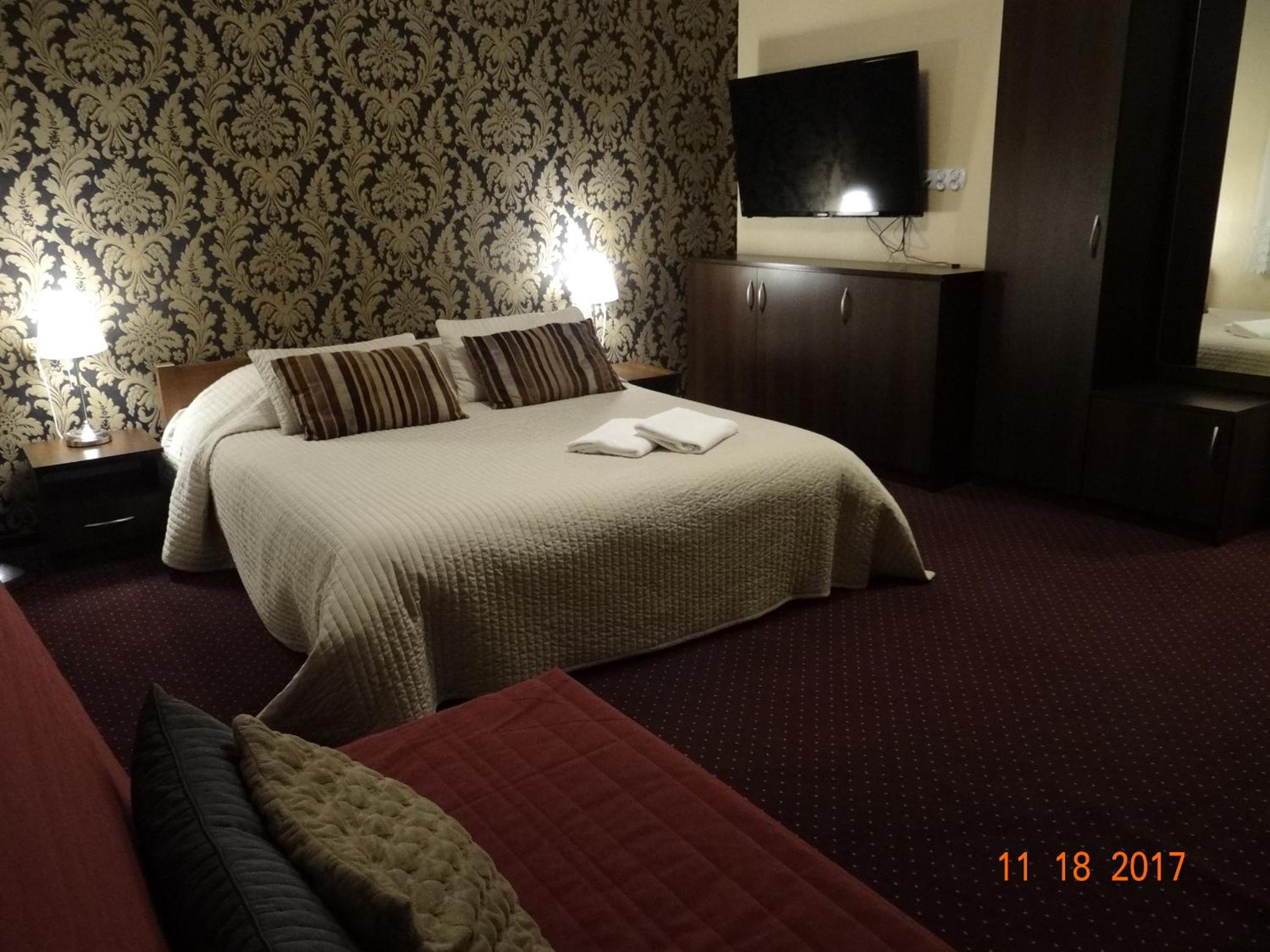 Deluxe Queen Room - Photo 9