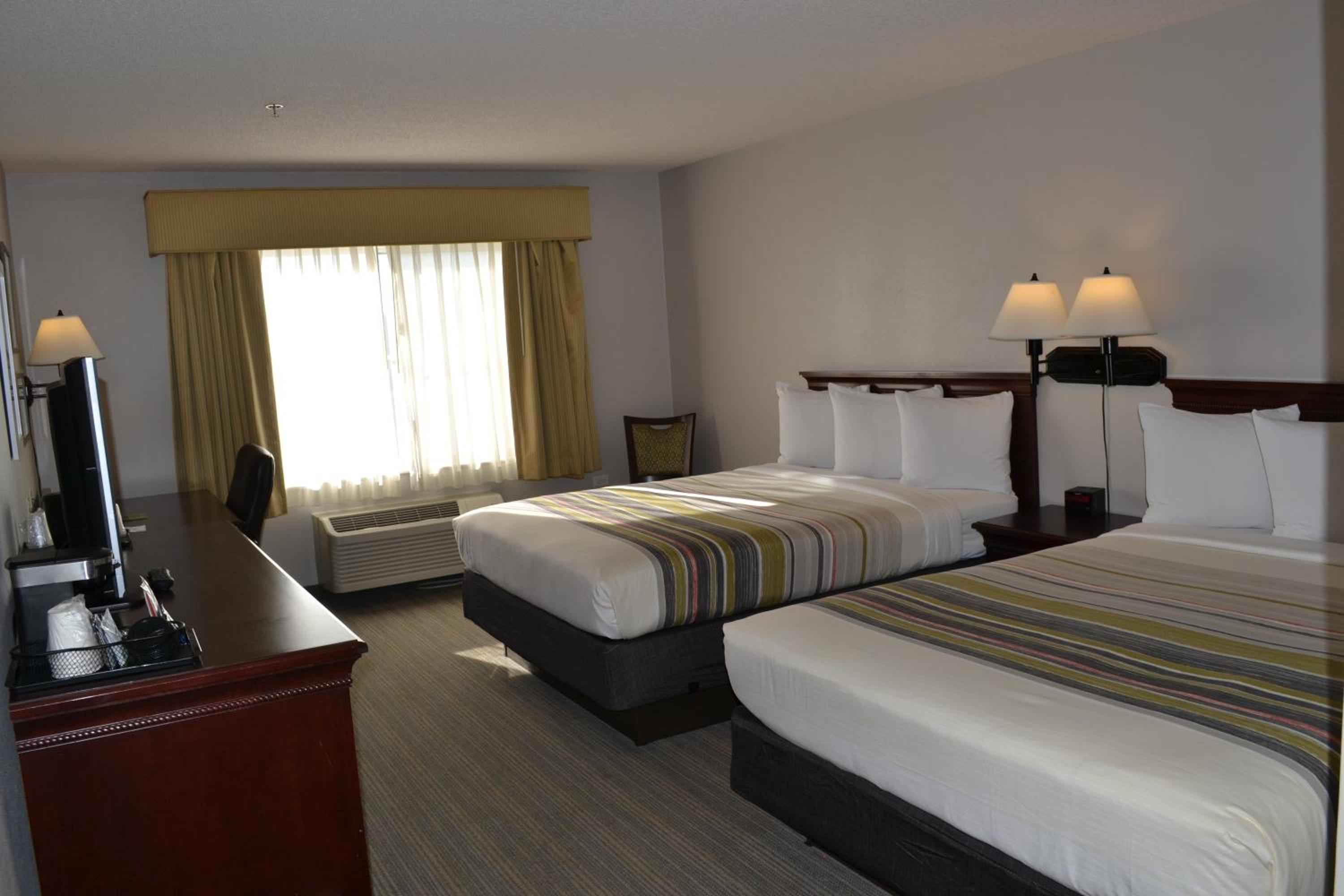 Queen Room with Two Queen Beds photo 1