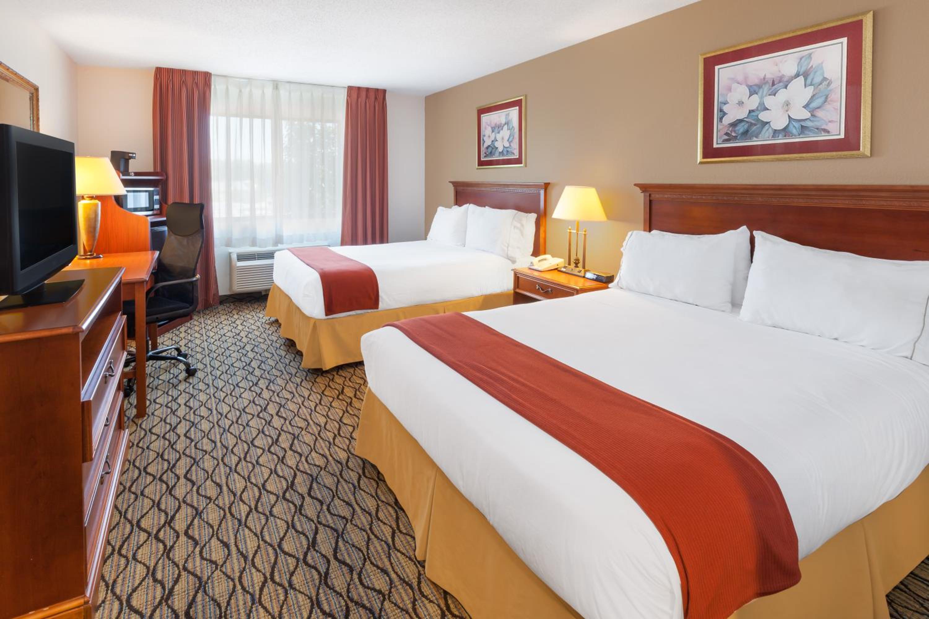 Queen Room with Two Queen Beds - Non-Smoking - Photo 2
