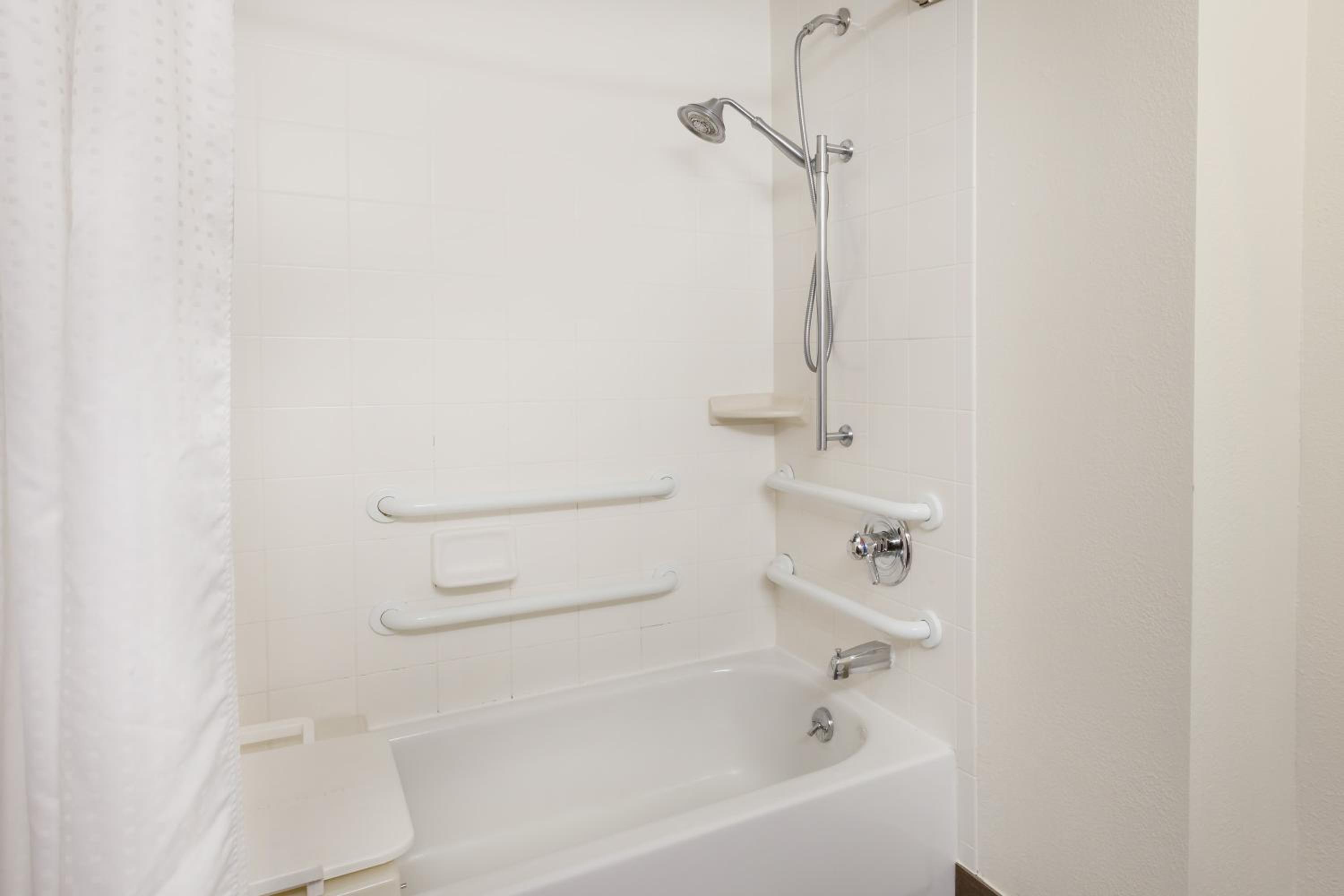 Queen Room with Roll-In Shower - Mobility Accessible/Non-Smoking - Photo 8