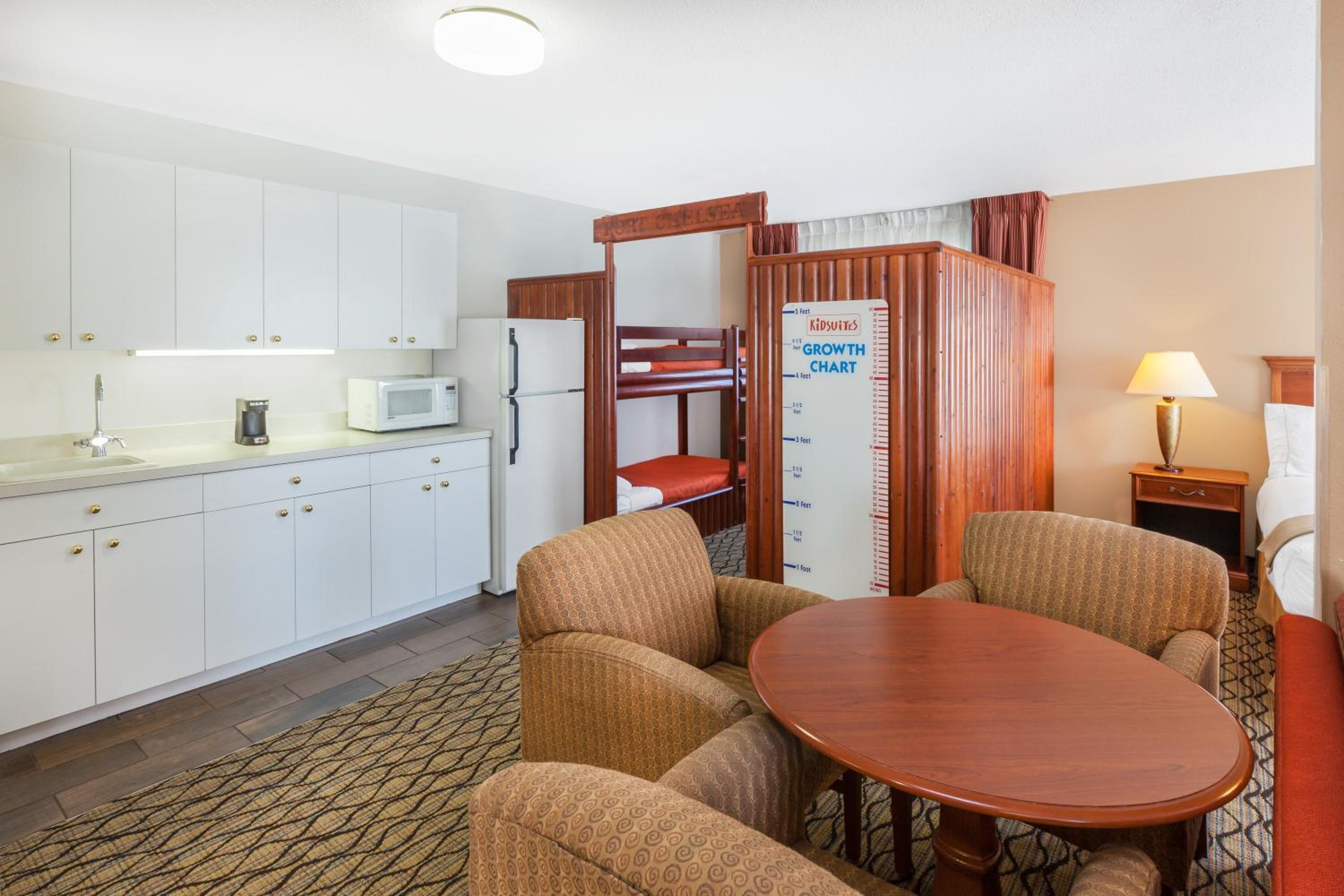 Studio Suite with One Queen and Two Bunk Beds - Non-Smoking - Photo 1