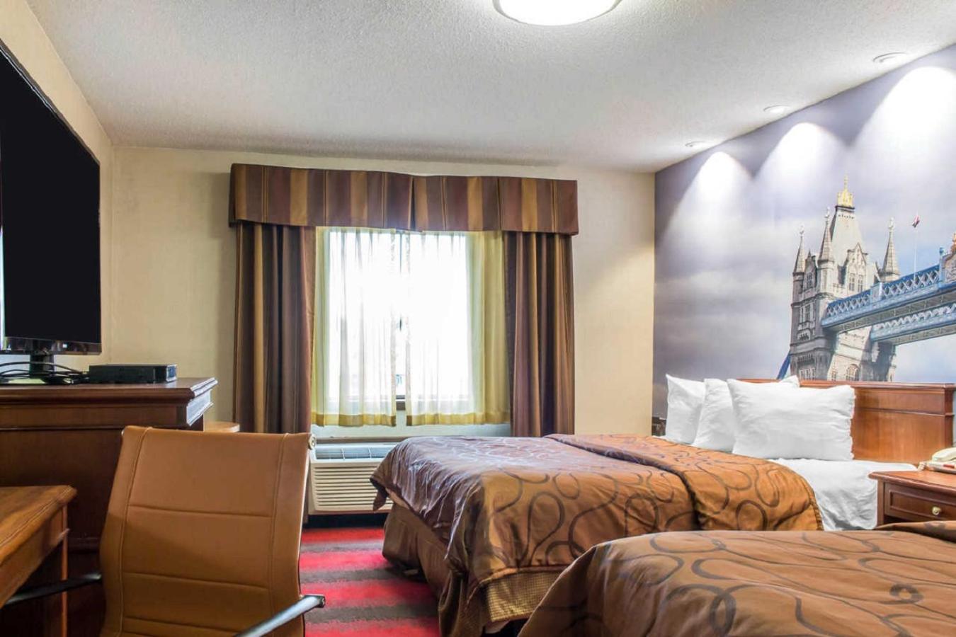 Queen Room with Two Queen Beds - Smoking - Photo 4