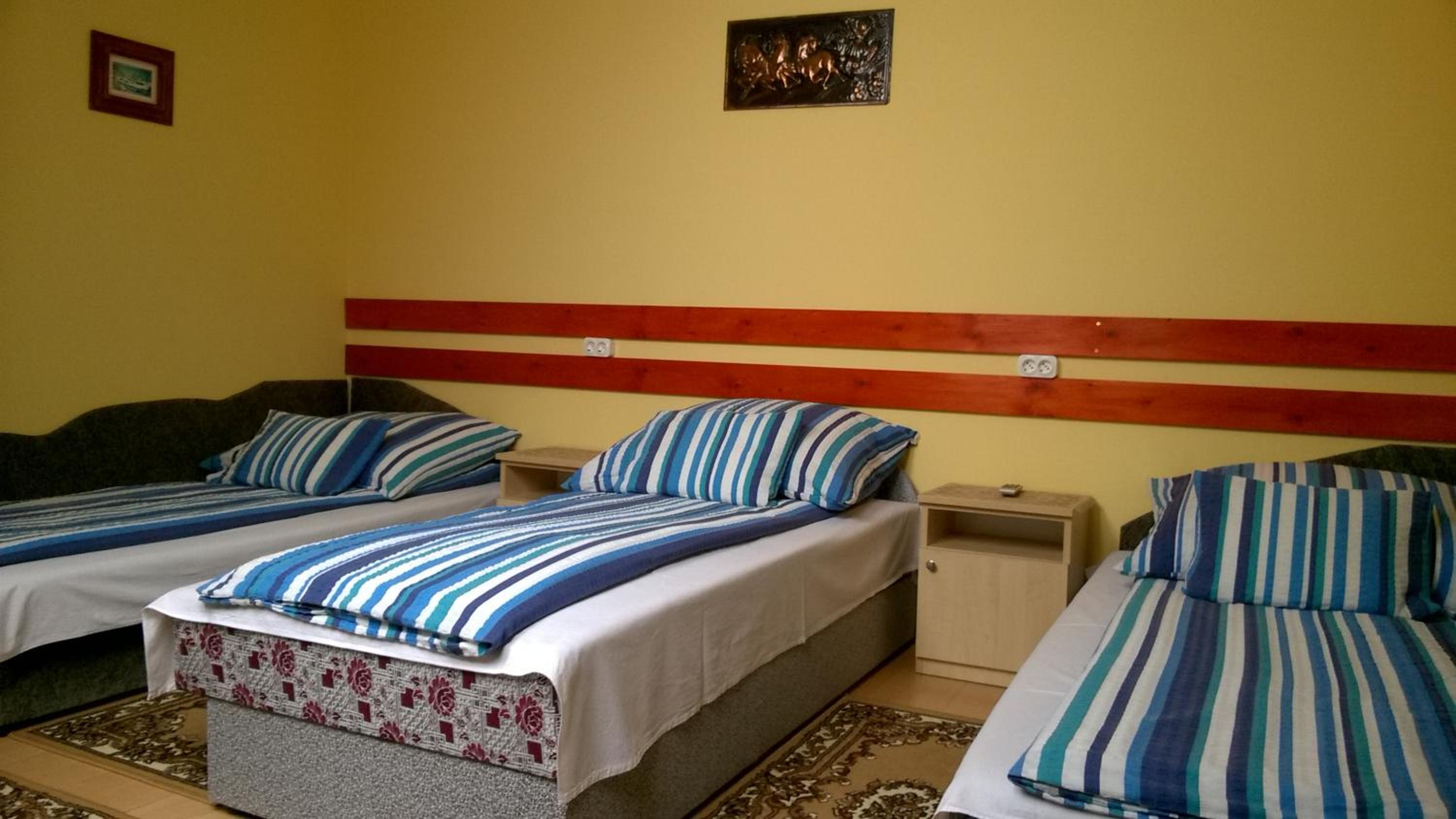 Quadruple Room with Private Bathroom photo 1