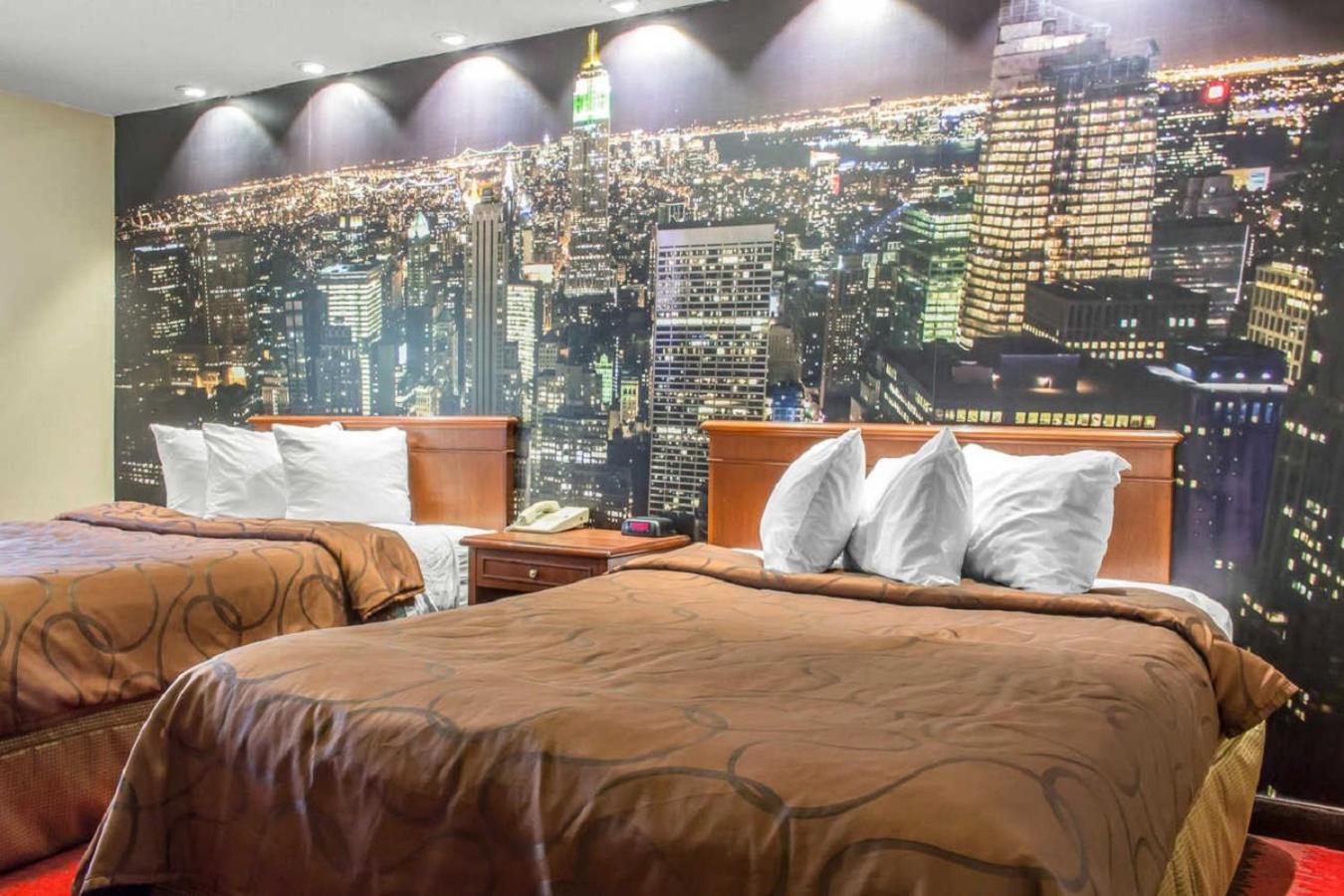 Queen Room with Two Queen Beds - Smoking - Photo 3