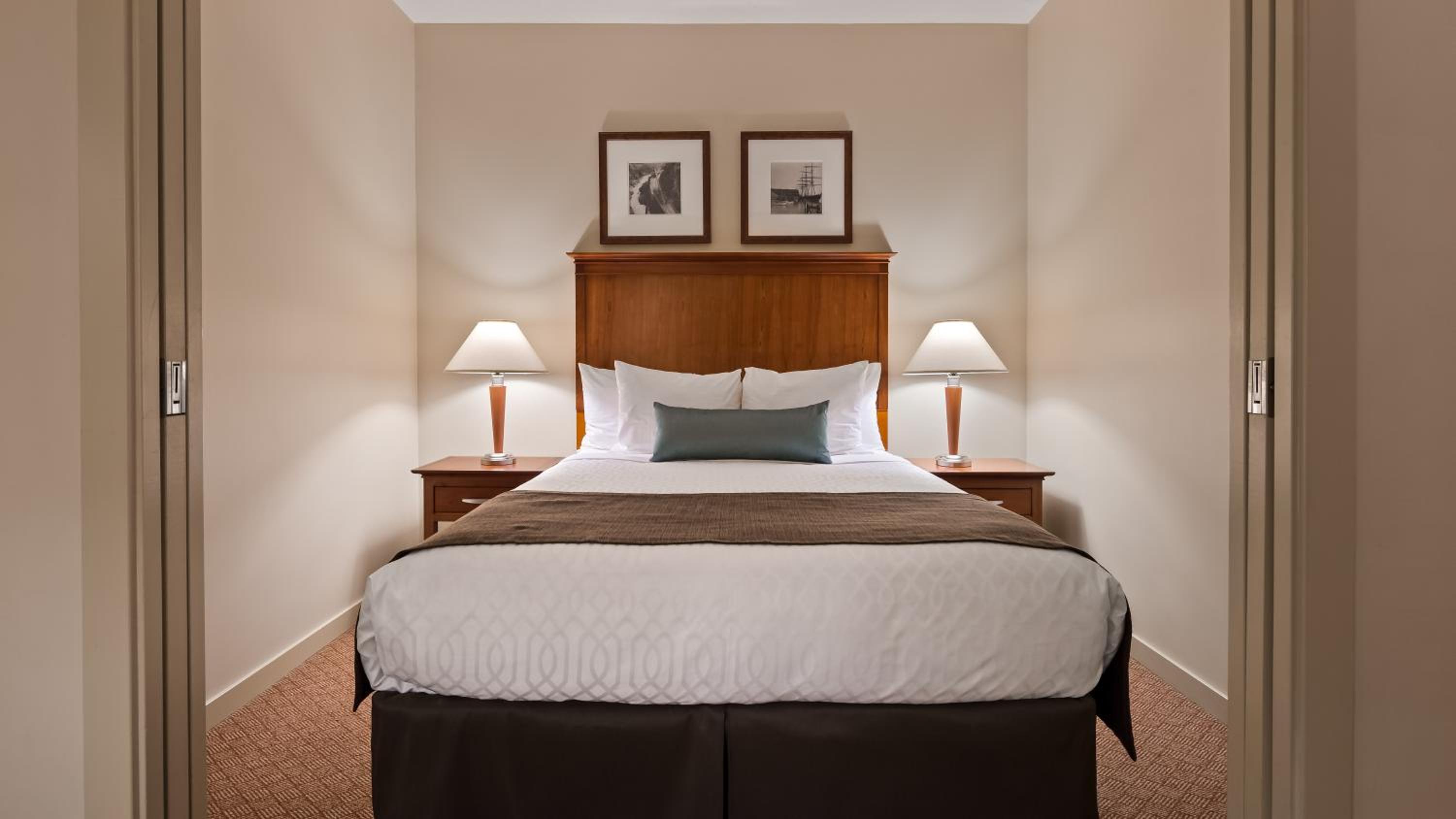 Queen Suite with Sofa Bed - Non-Smoking - Photo 2