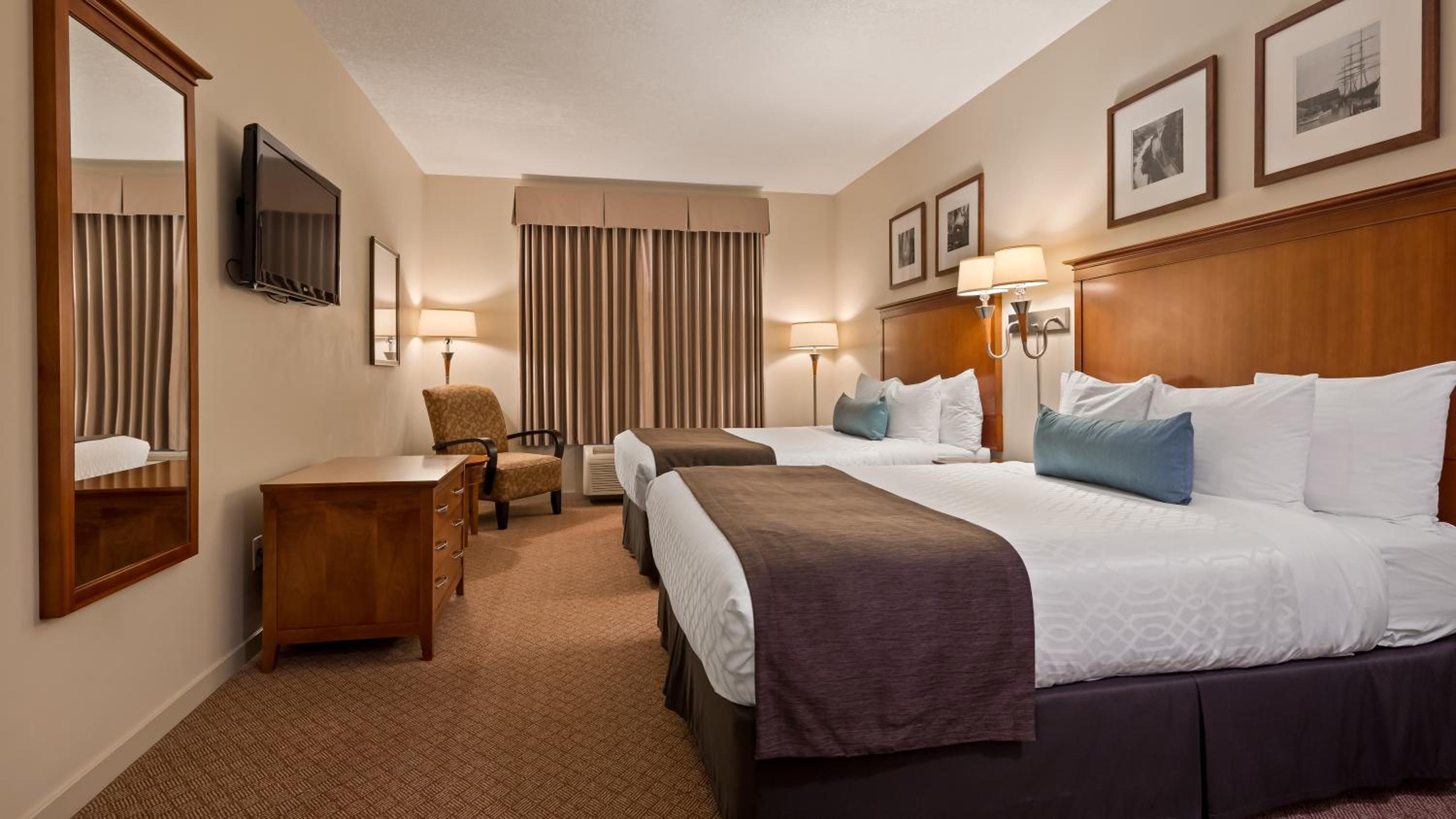 Queen Room with Two Queen Beds - Non-Smoking - Photo 2